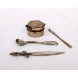 A collection of sterling silver bijouterie items to include a swizzle stick, pill box, mustard spoon