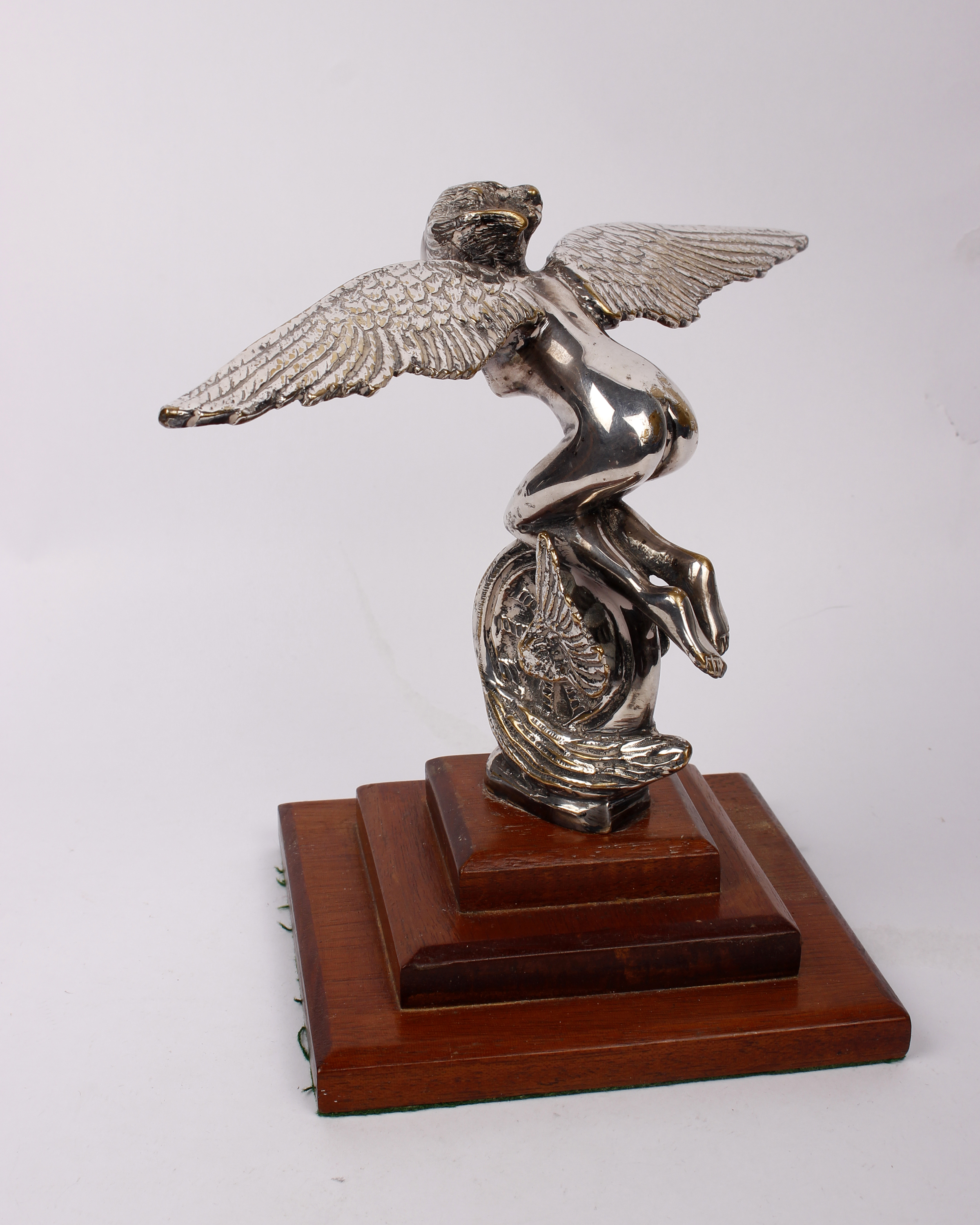 A mid 20th century plated hood ornament/ car mascot, possibly for a Packard/Cadillac. On a stepped - Image 2 of 2