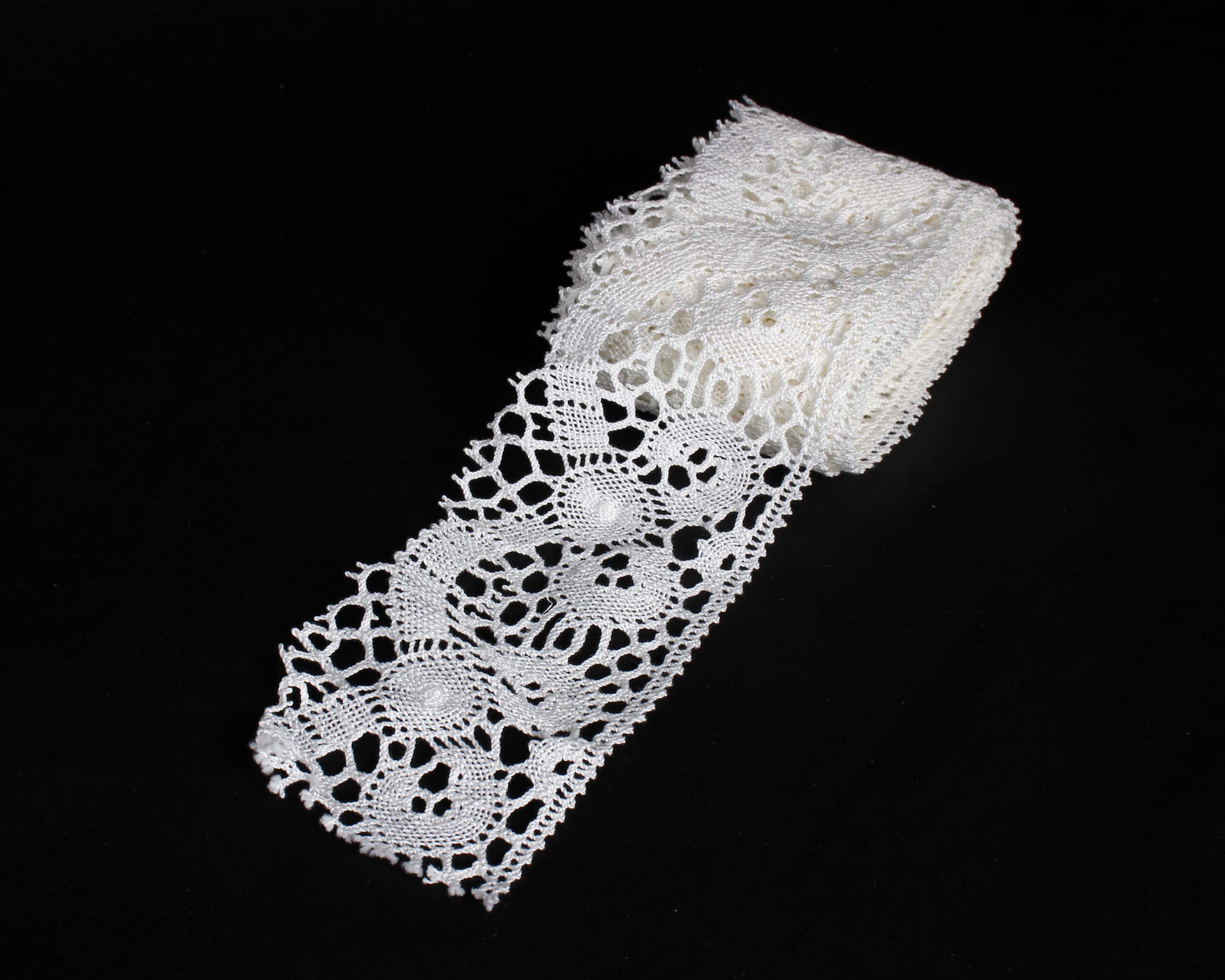 A quantity of late 19th and early 20th Century lace, including machine lace edgings, a child's - Image 3 of 3