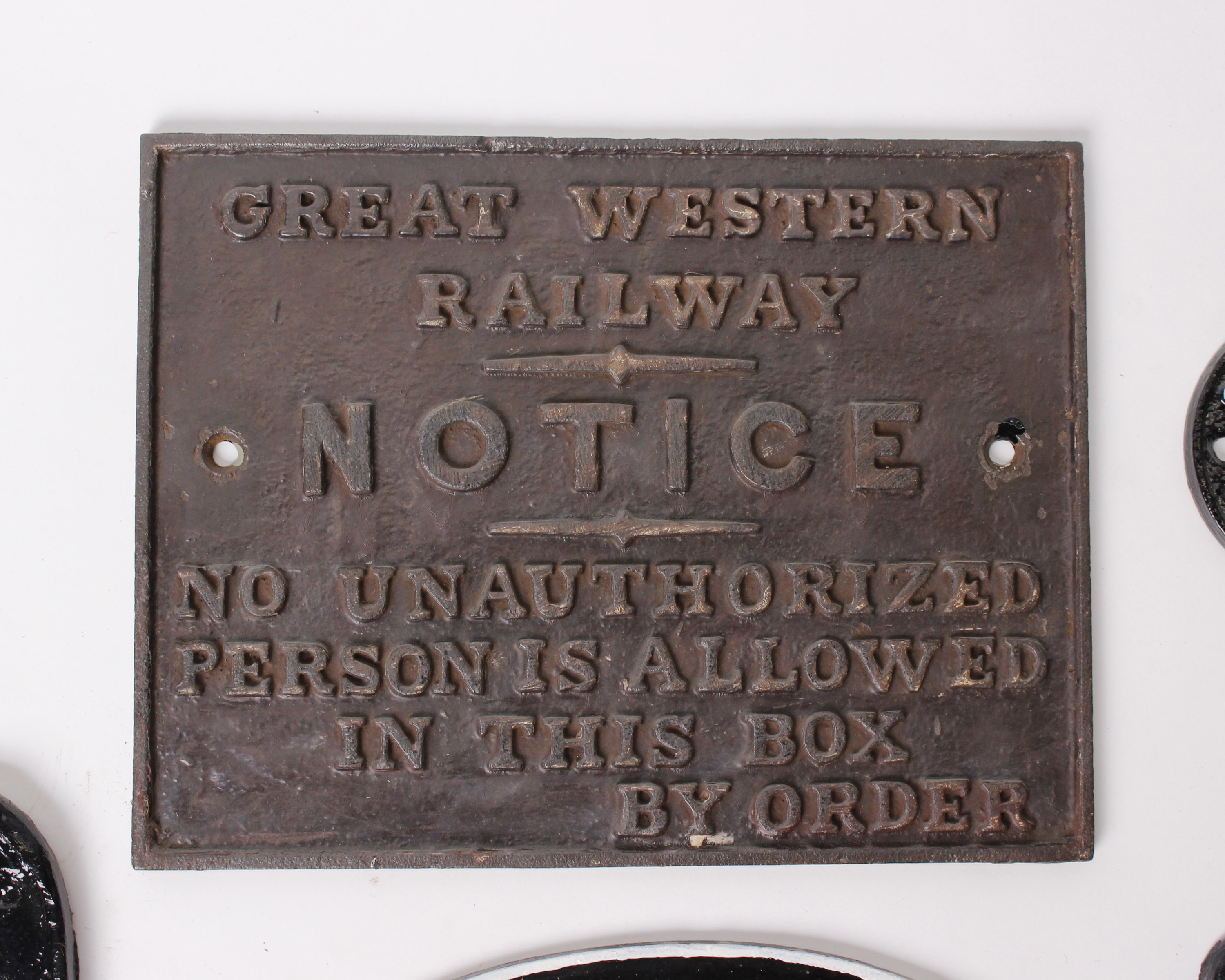 A collection of cast iron signs and plaques from L.M.S and Great Western Railway. To include - Bild 4 aus 5