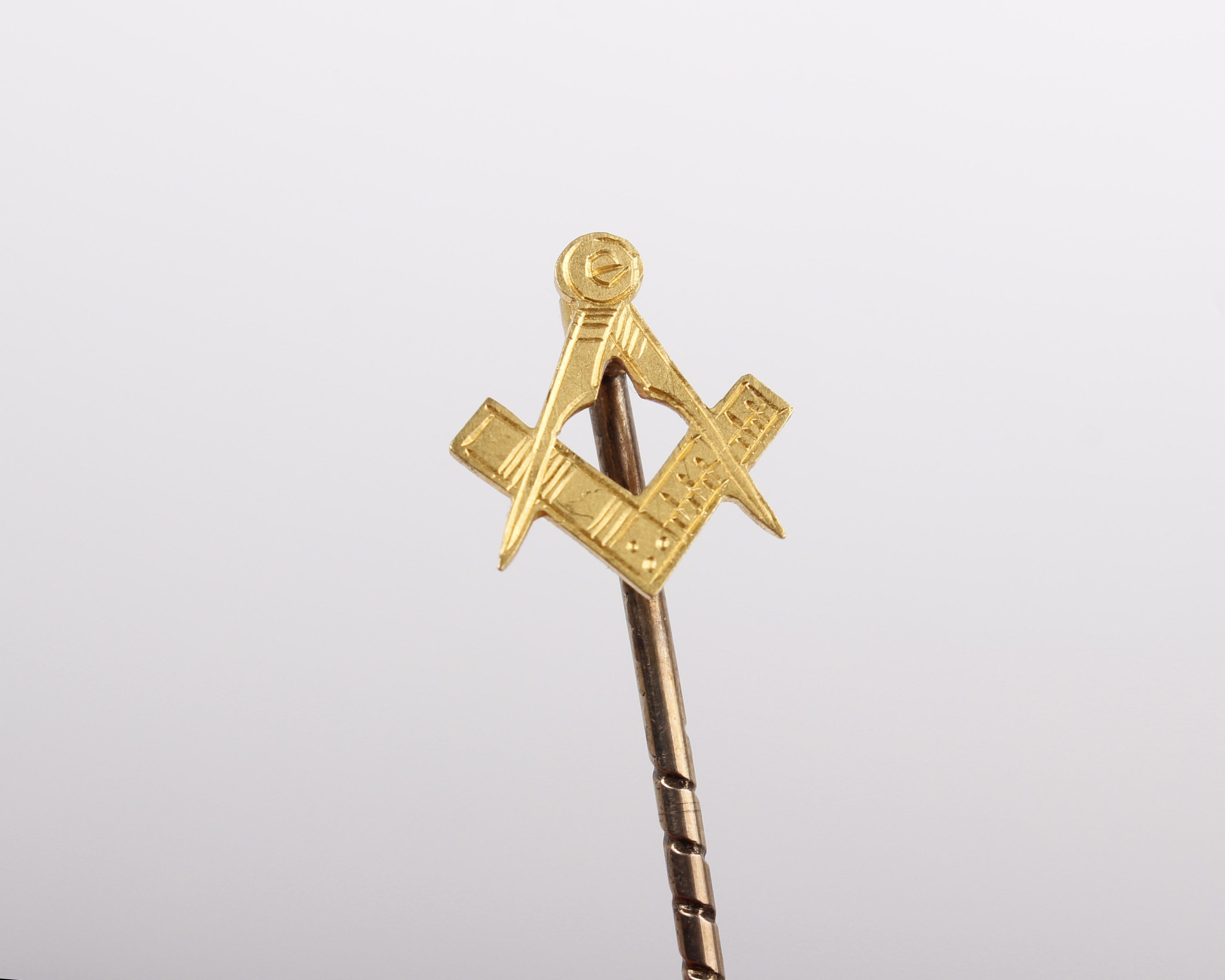 15ct Masonic gold tie pin together with a 9ct gold split pearl set tie pin plus two others - Image 2 of 2