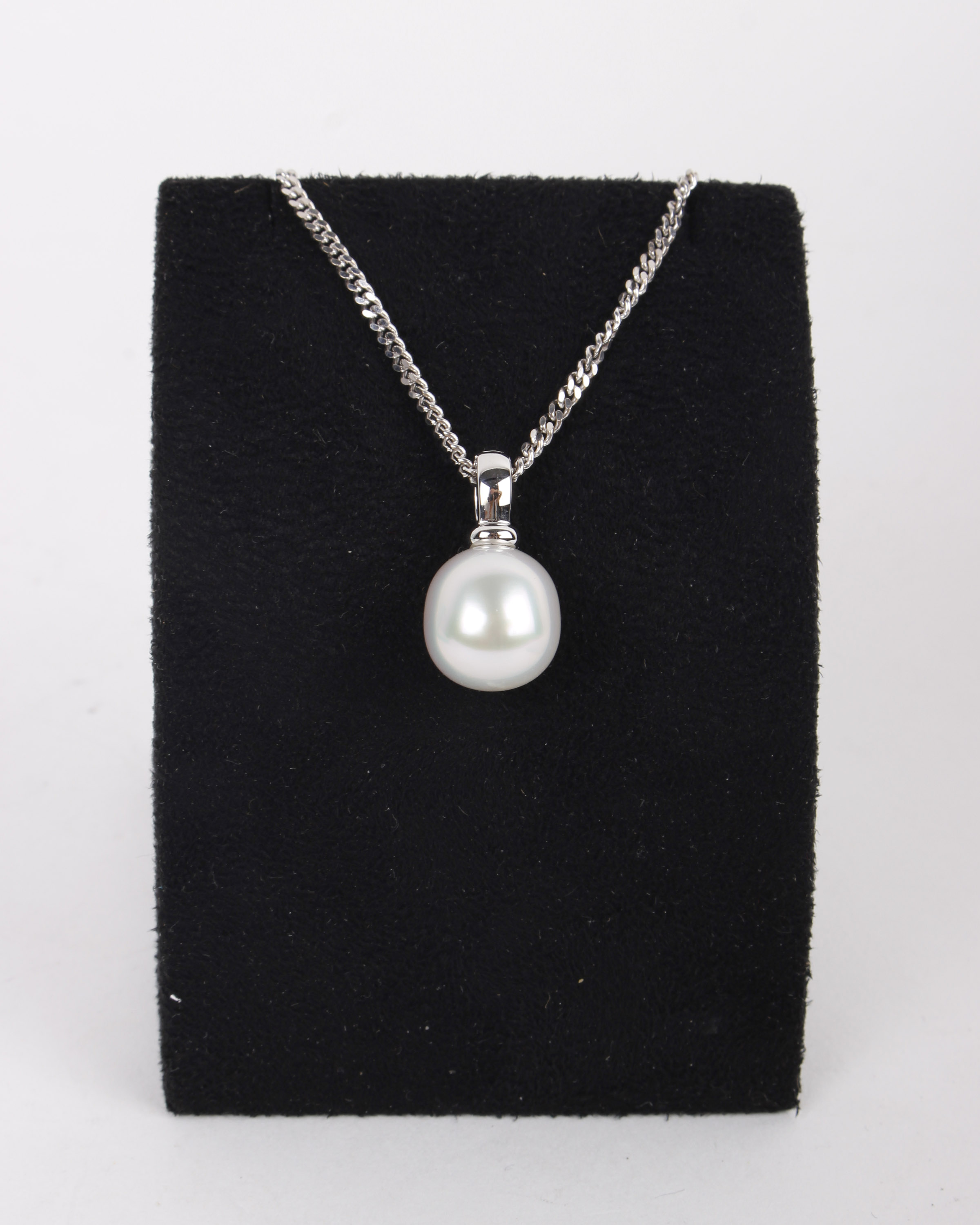 A cultured pearl pendant