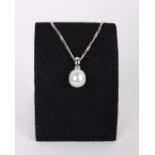 A cultured pearl pendant