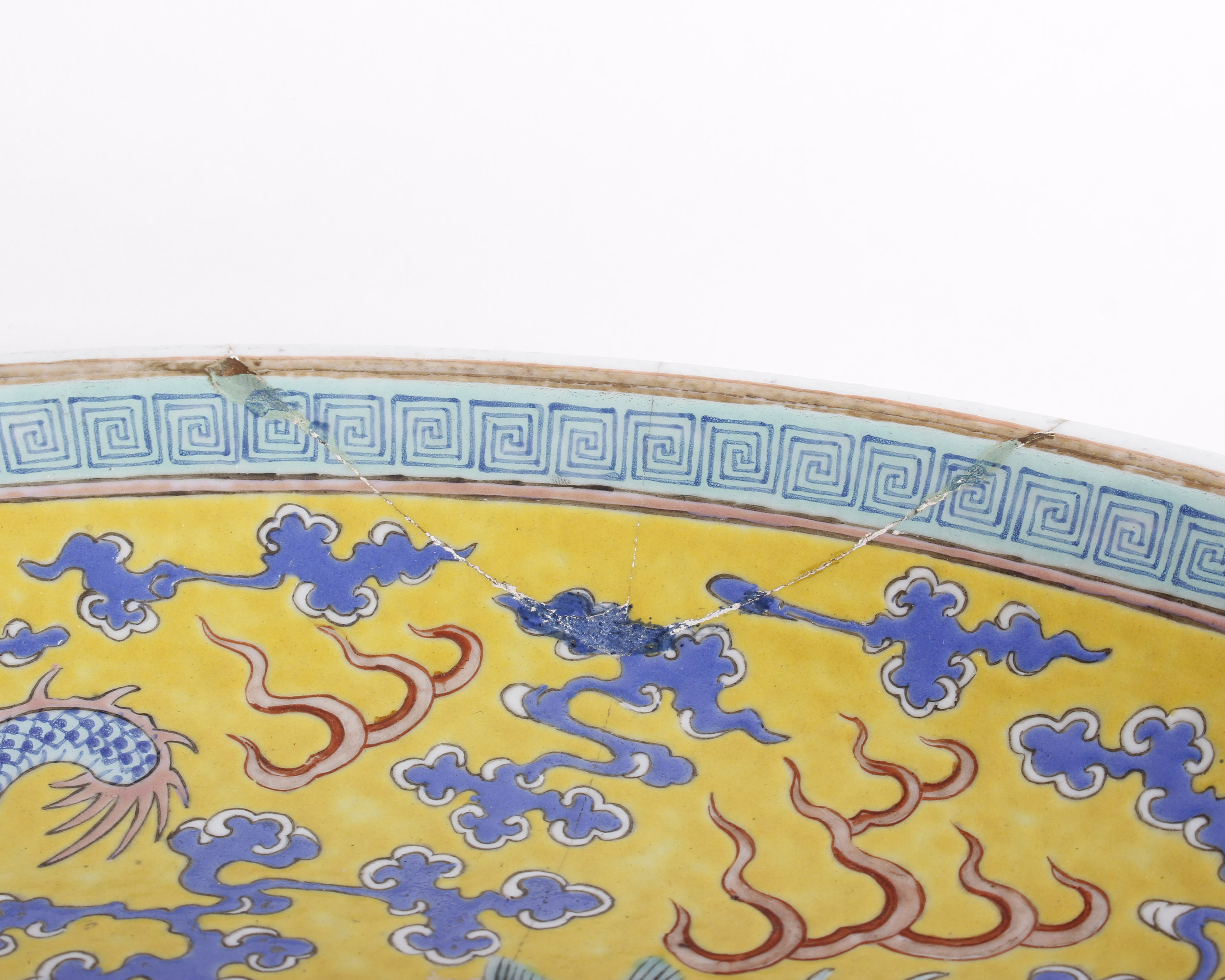 A Chinese Famille Jaune Porcelain Dragon DishHand painted in enamel in the famille jaune palette - Image 3 of 4