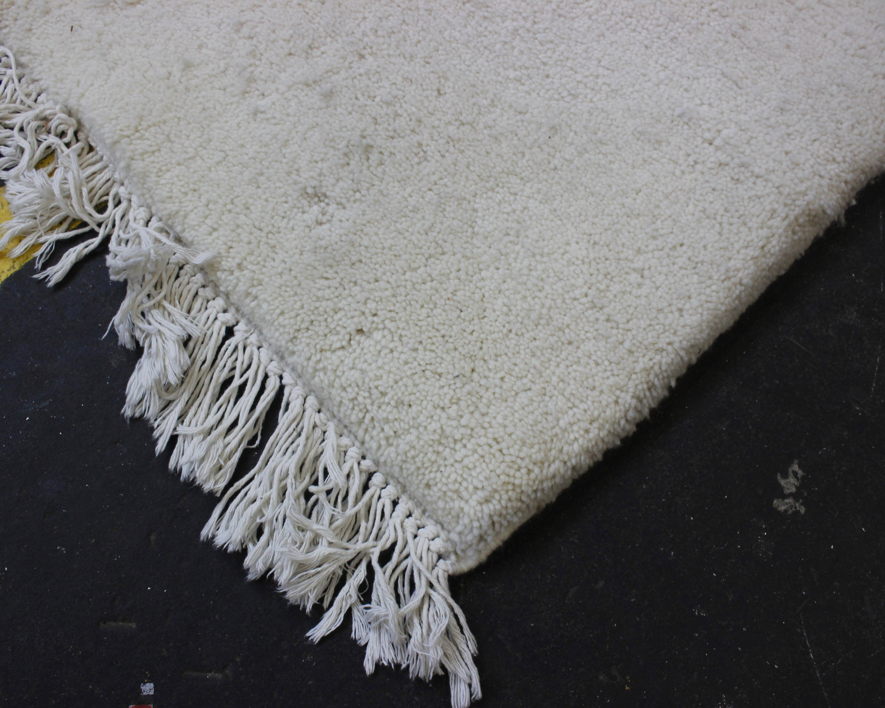 Large white wool rug very deep pile Dimensions 294cm x 197cm - Image 3 of 5