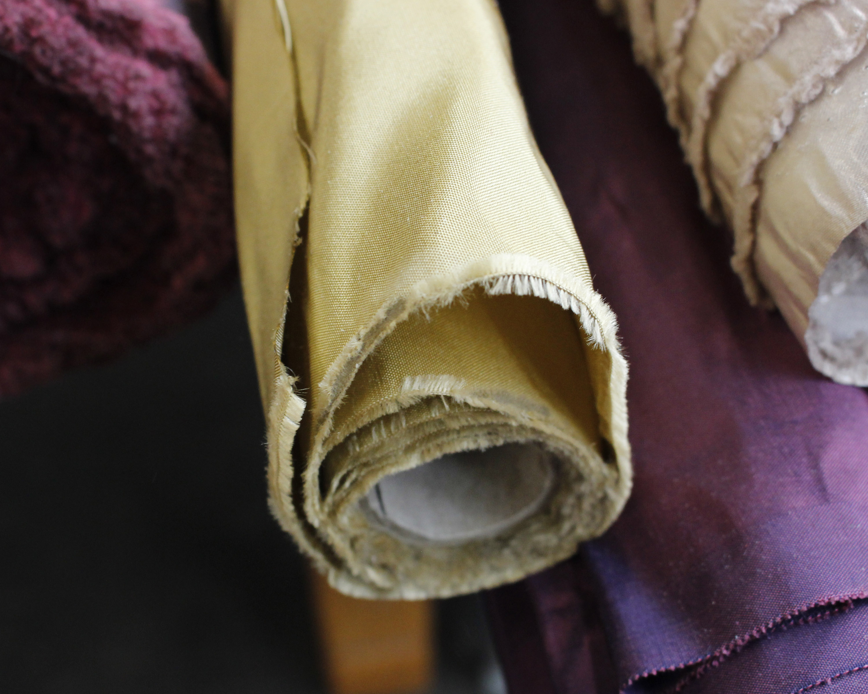 A roll of Emperor red silk Dupion (approx 6m by 1.5m) - Image 4 of 7