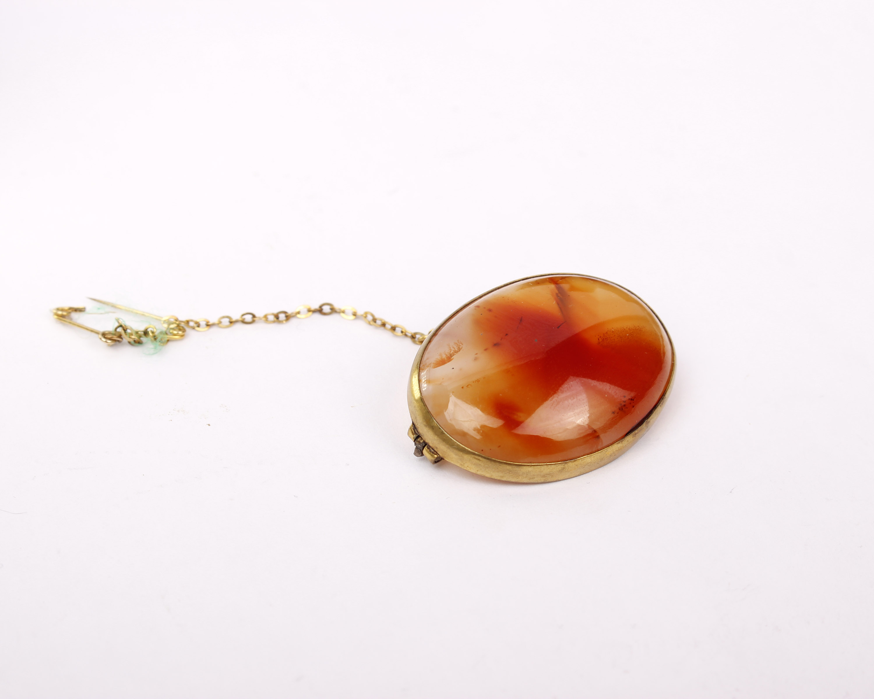 A hard stone agate oval pendant in yellow metal mount together with a yellow metal bracelet - Image 2 of 3