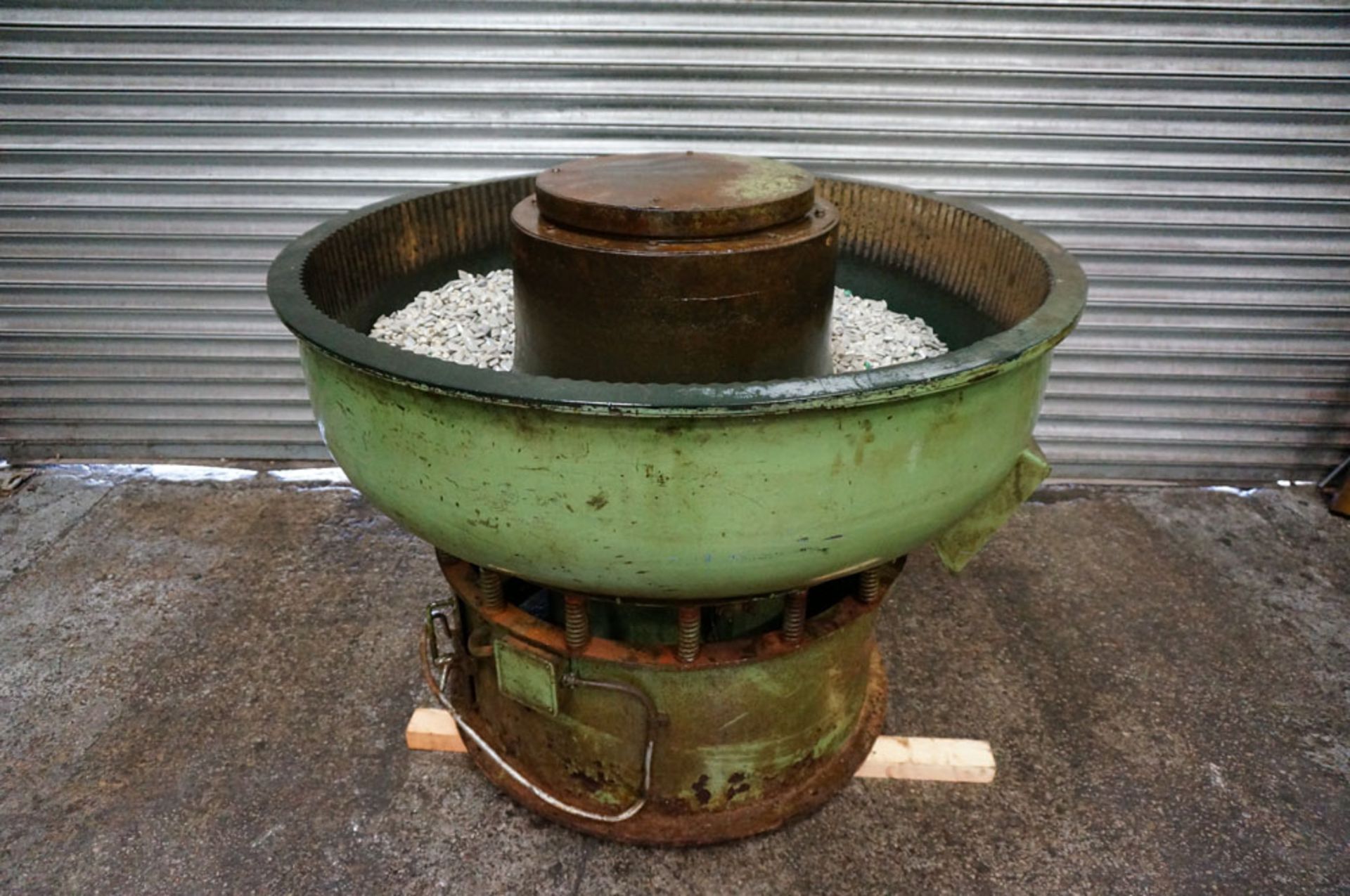 PDJ Vibratory Circular Bowl Finisher. Chamber Size 280 litre. Bowl Diameter 1300mm.