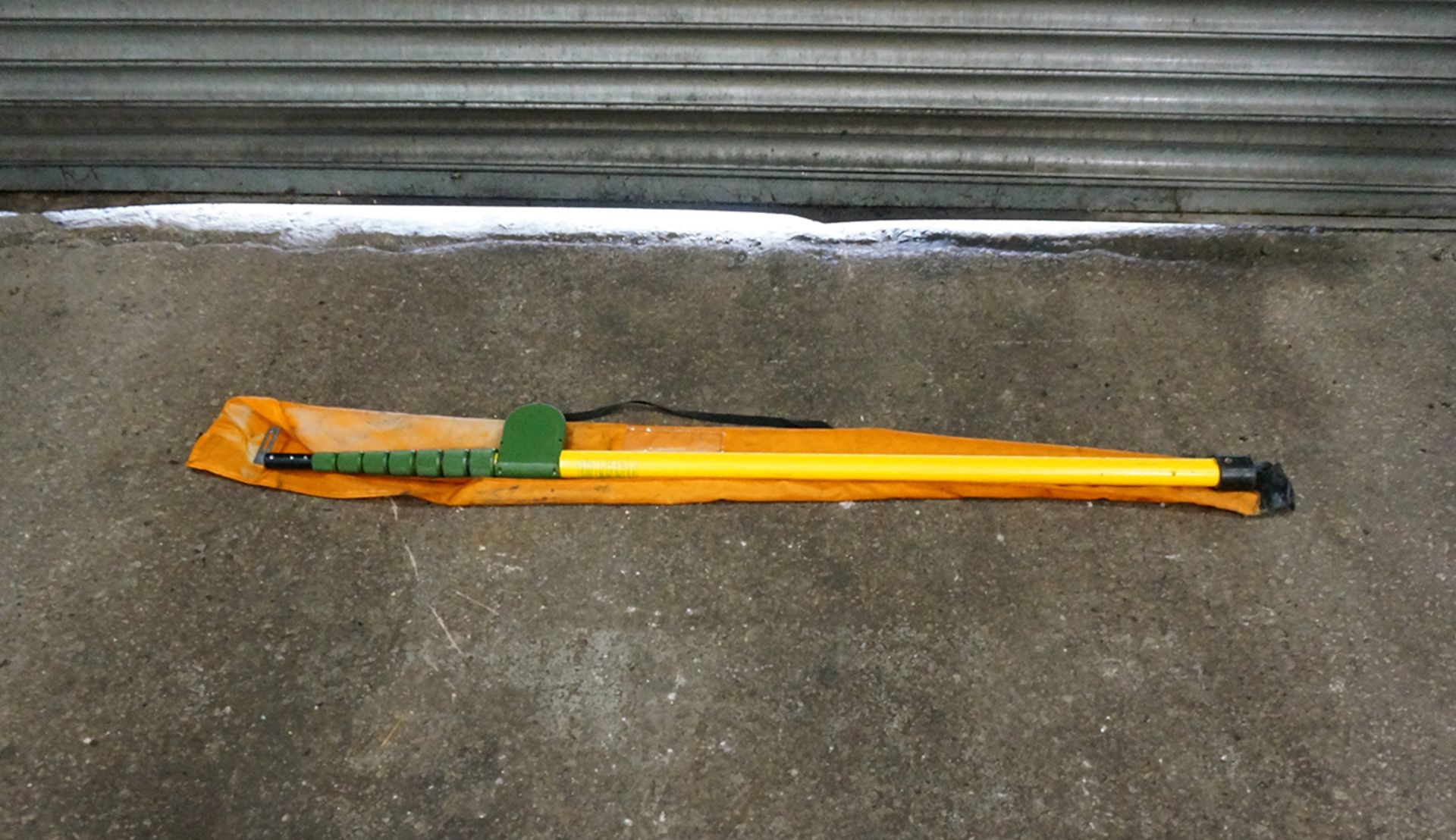 8M Fibreglass Measuring Pole. Extends from 1.42m to 8m.