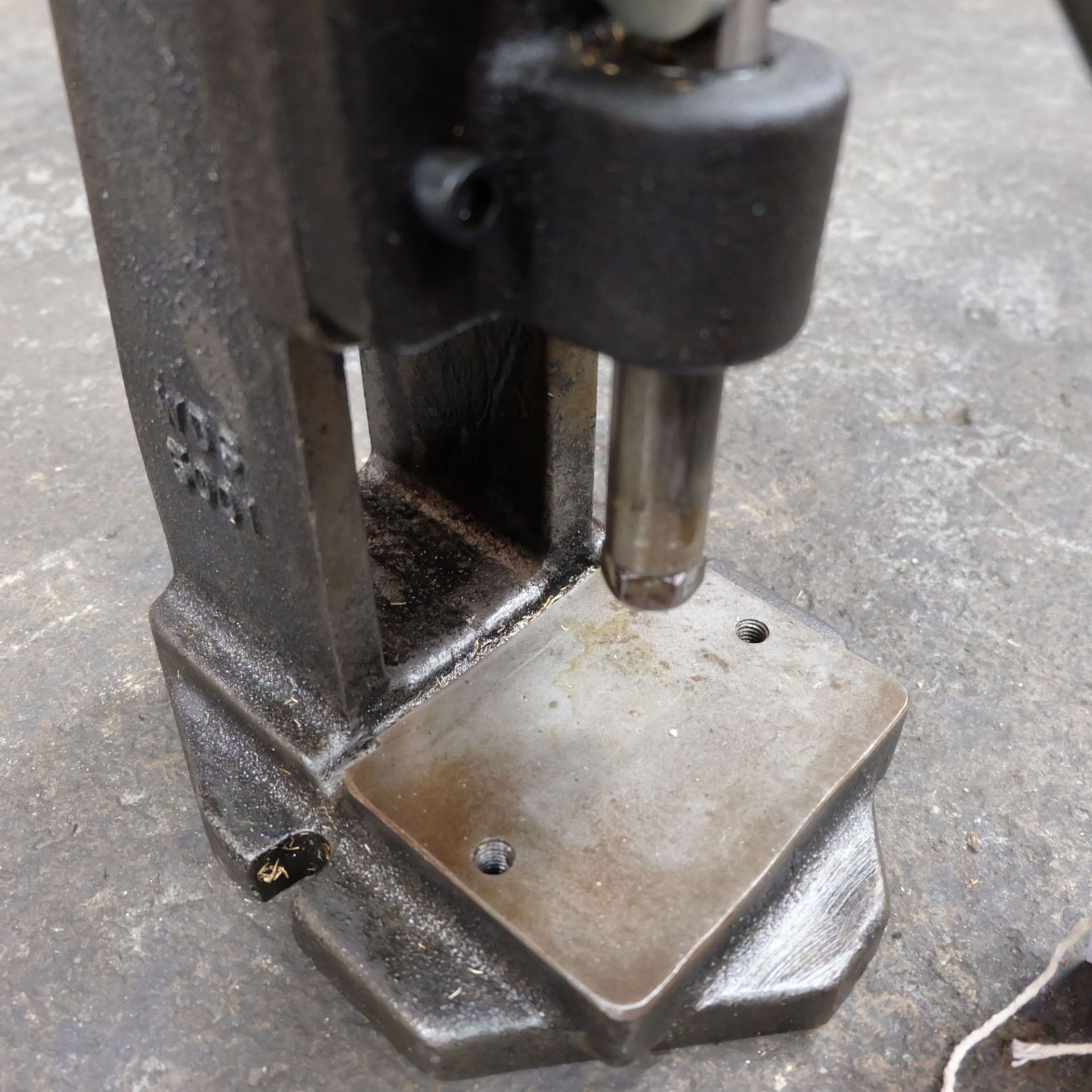 WDS 4981 Toggle Press 2 1/4" Throat, 2 1/2" Day Light, 1 1/2" Stroke. Table Size 5" x 4". - Image 3 of 4