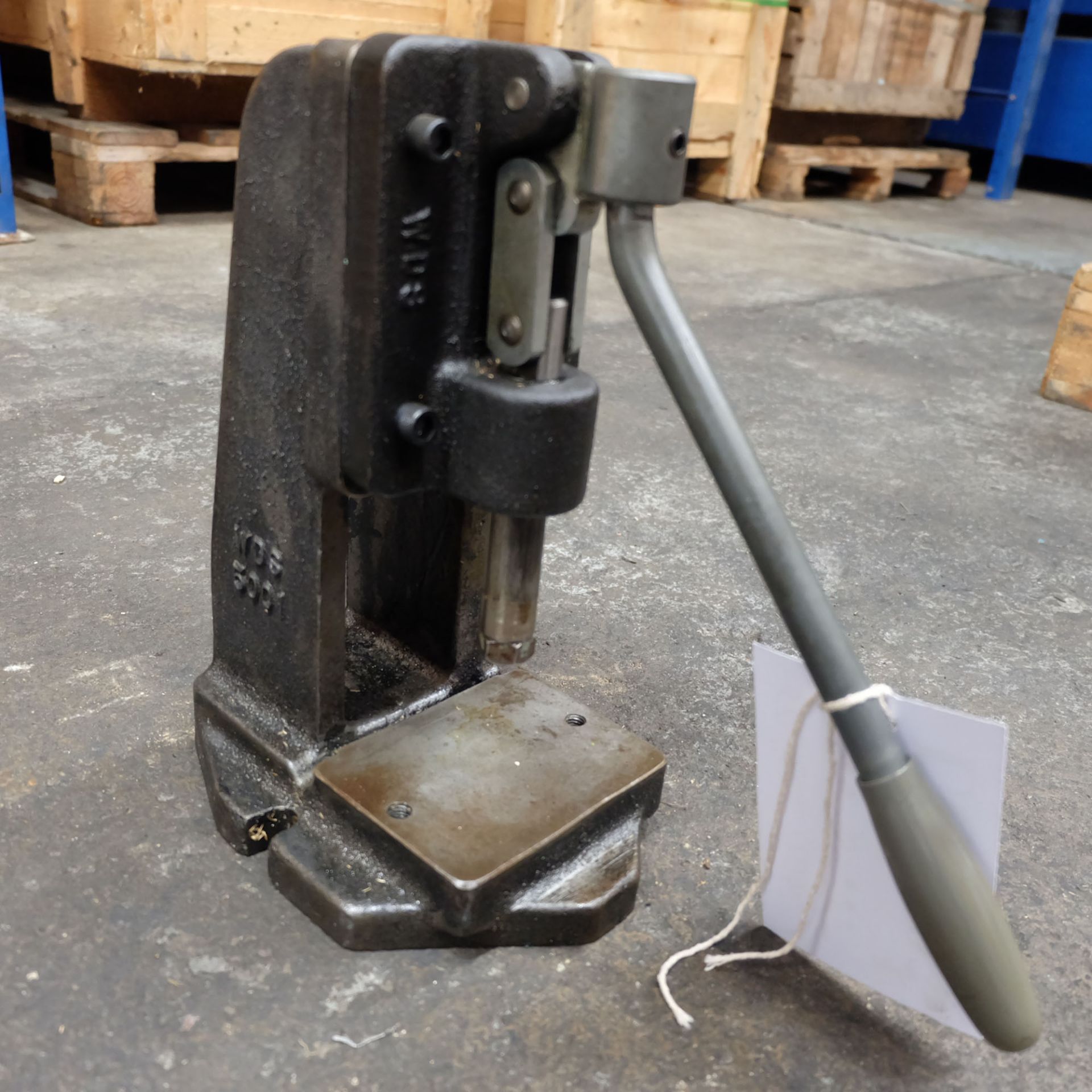 WDS 4981 Toggle Press 2 1/4" Throat, 2 1/2" Day Light, 1 1/2" Stroke. Table Size 5" x 4". - Image 2 of 4