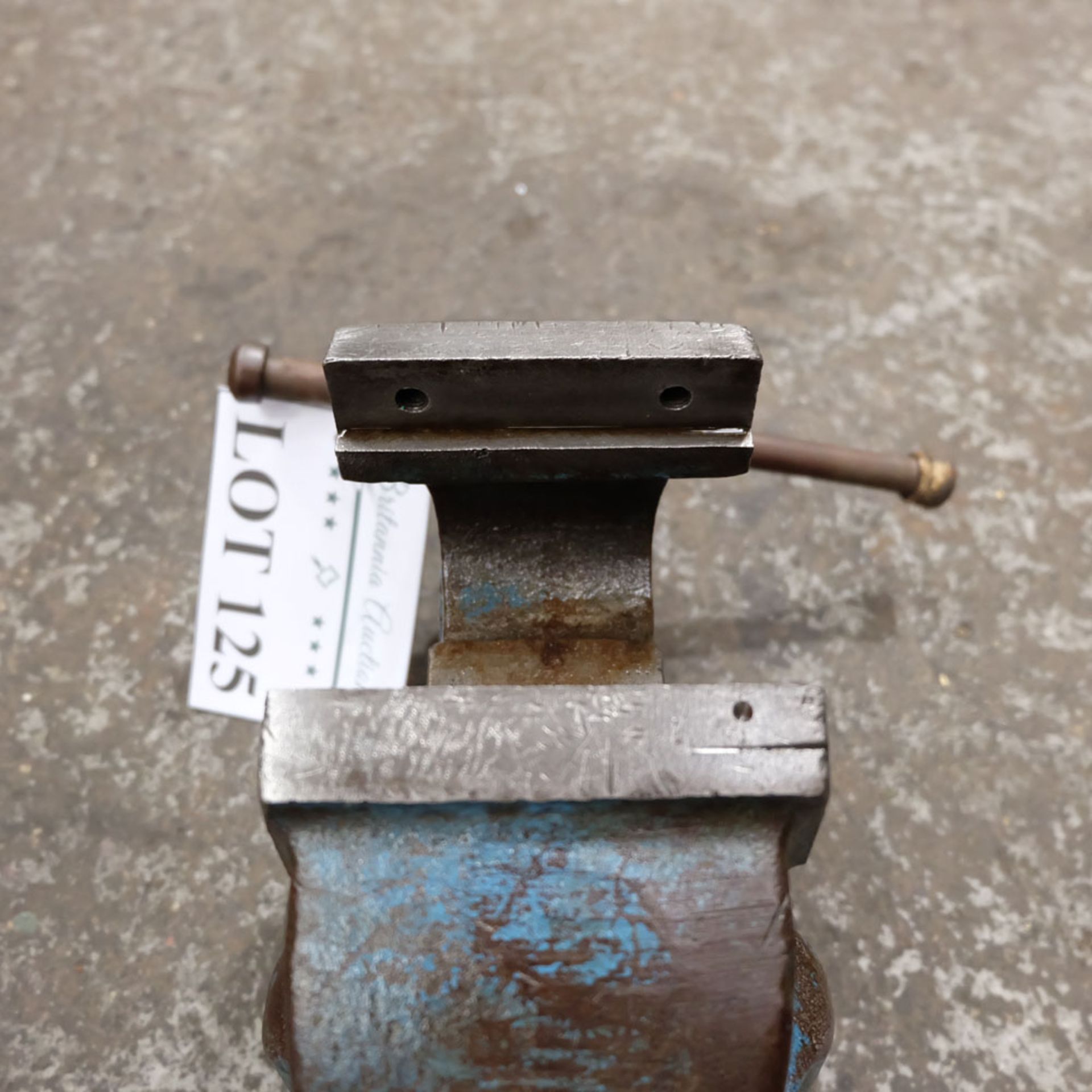 Record No. 23. Quick Release Bench Vice. Approx Measurements - Jaws 4 1/4". Max Opening 6 1/2. - Image 4 of 5