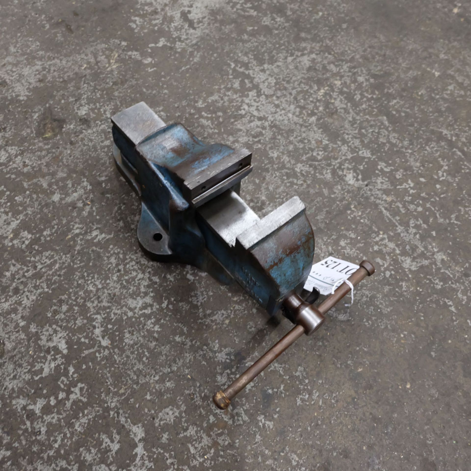 Record No. 23. Quick Release Bench Vice. Approx Measurements - Jaws 4 1/4". Max Opening 6 1/2. - Image 5 of 5