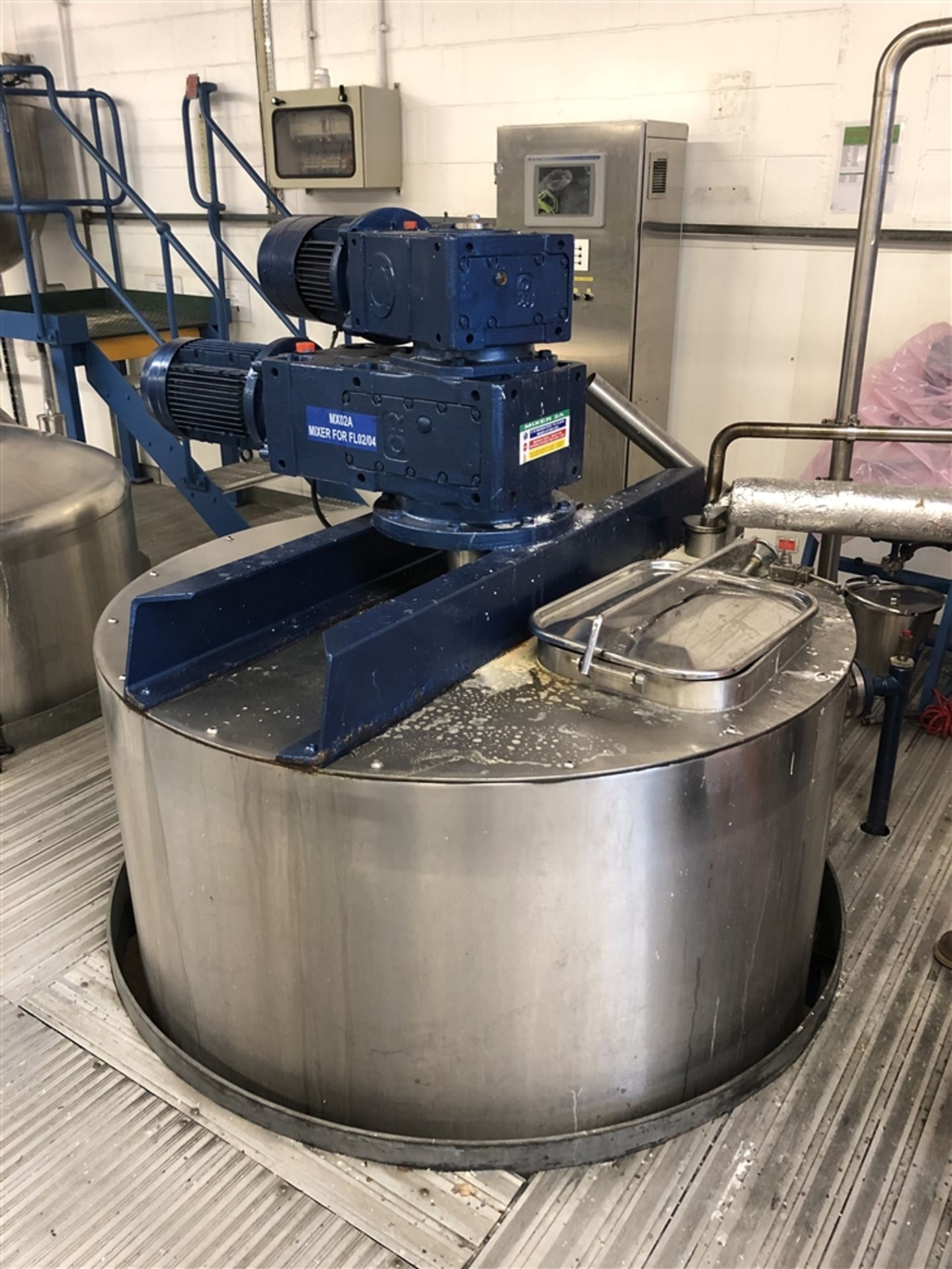 Vesseltec 2500 Litre jacketed mixing vessel with L