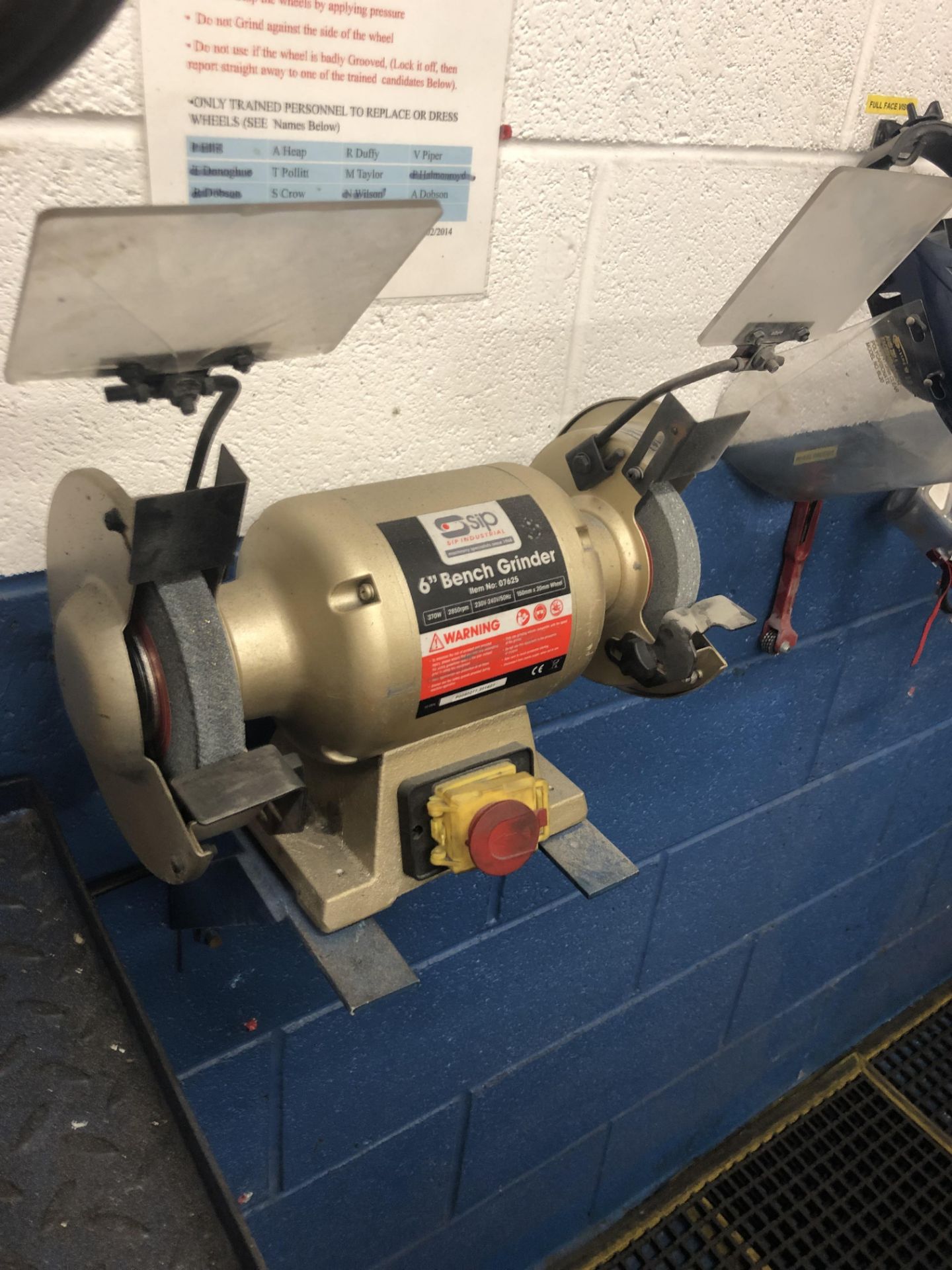 SIP 6" Bench Grinder - Item Number 07625 (370W, 2850rpm, 230v-240v/50Hz, 150mm x 20mm Wheel) *s/n P - Image 4 of 7