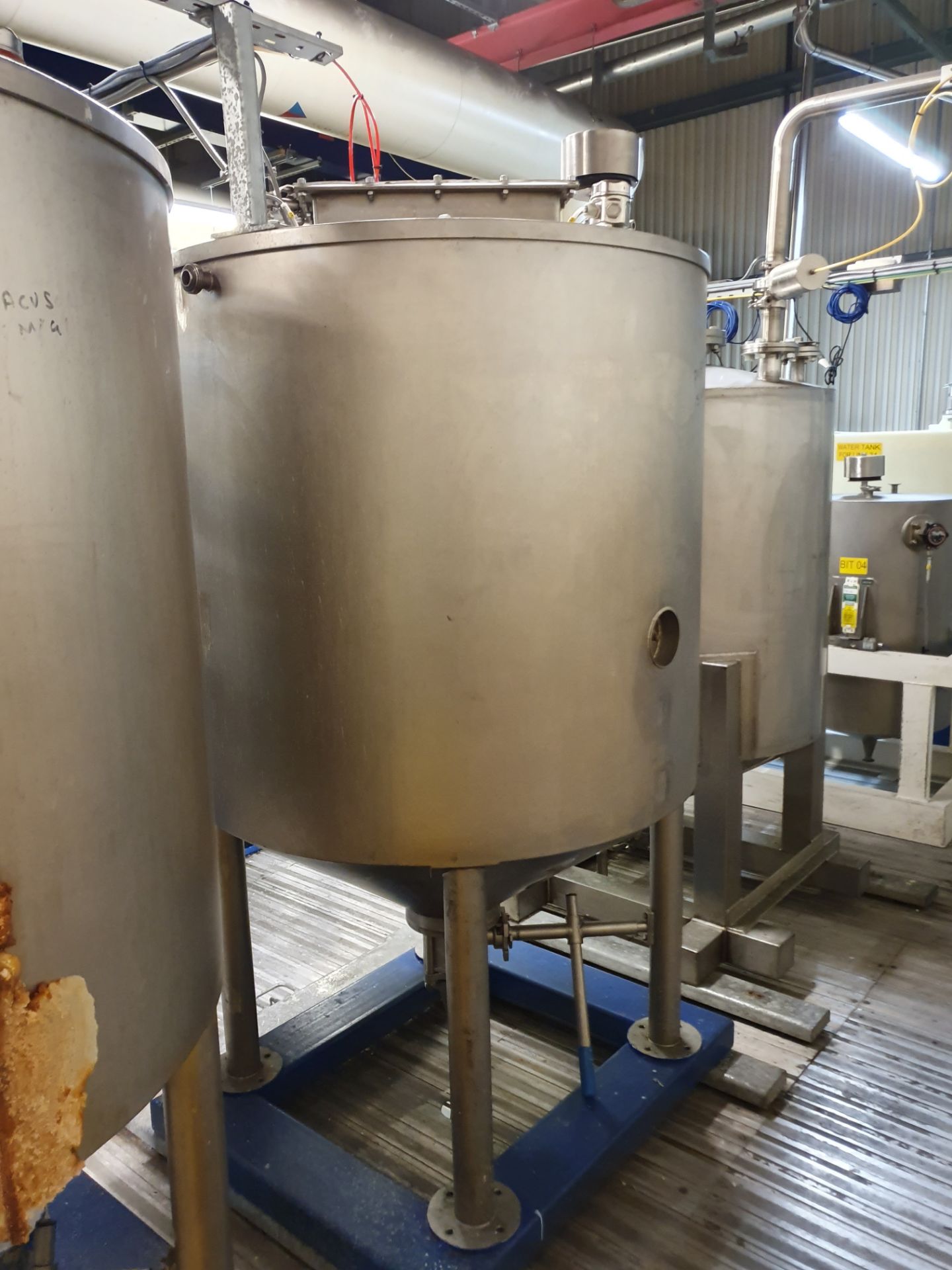 2 x Stainless steel enclosed tanks circa 800 Litre - Image 2 of 2