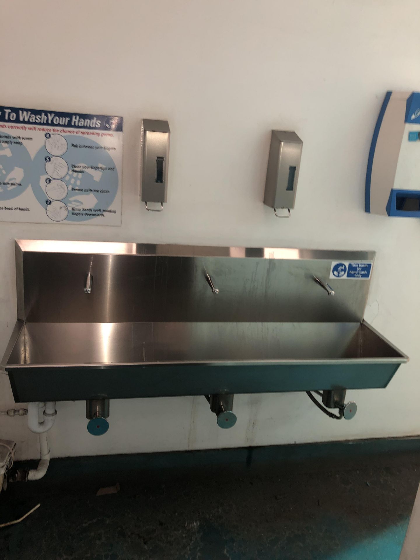 Stainless steel triple station knee operated sink - Image 2 of 3
