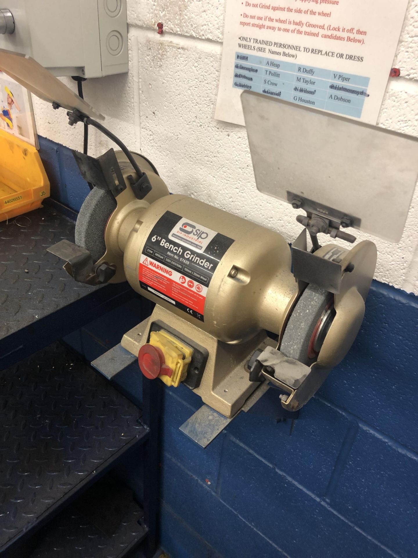 SIP 6" Bench Grinder - Item Number 07625 (370W, 2850rpm, 230v-240v/50Hz, 150mm x 20mm Wheel) *s/n P - Image 3 of 7