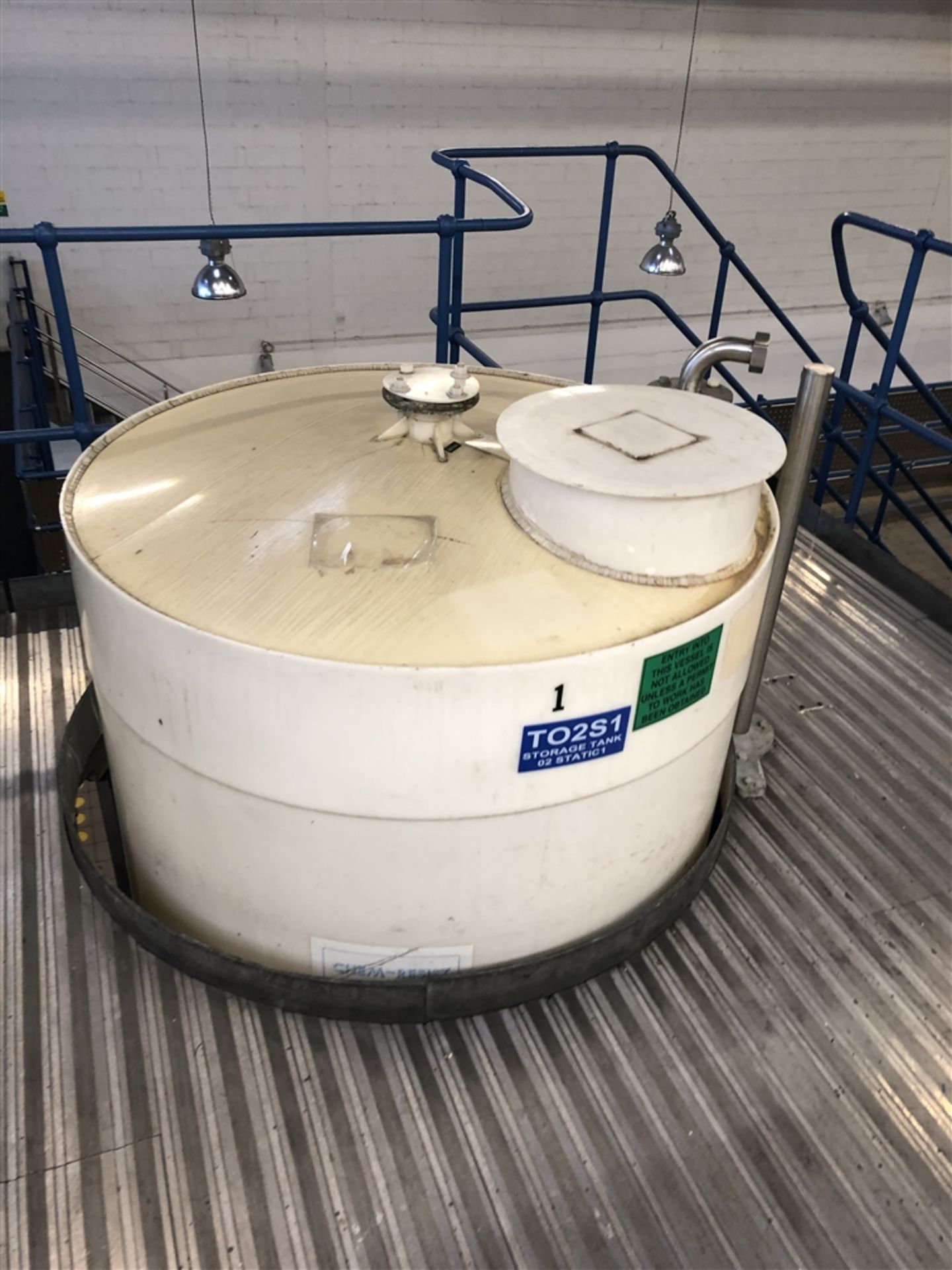 2500 Litre cylindrical plastic storage tank