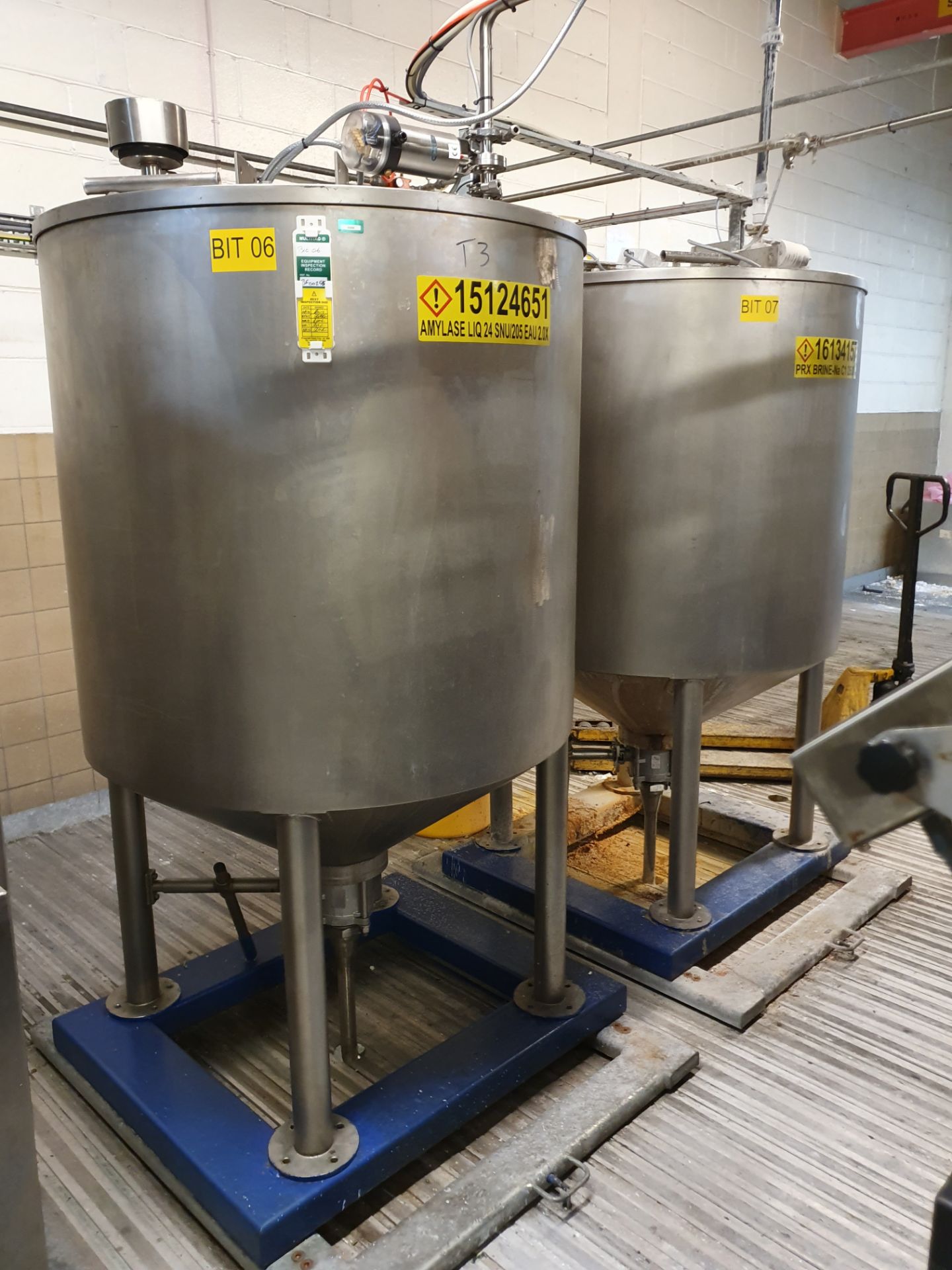 2 x Stainless steel enclosed tanks circa 800 Litre