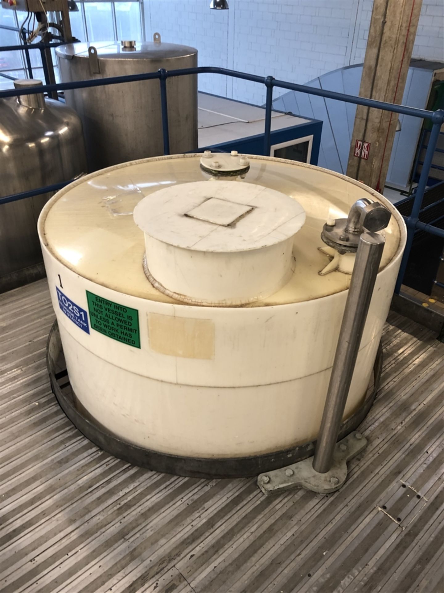 2500 Litre cylindrical plastic storage tank - Image 2 of 2