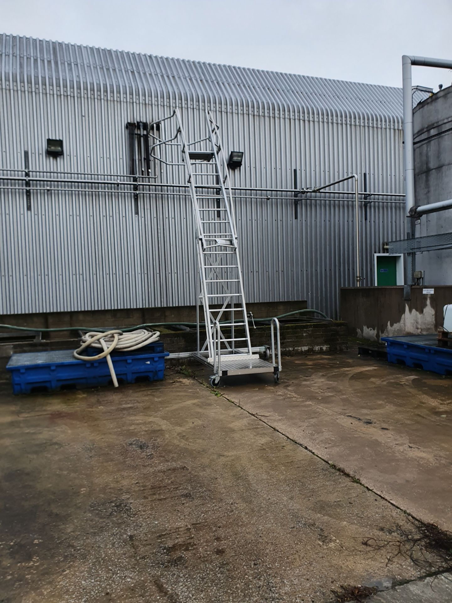 Mobile aluminium tanker access platform