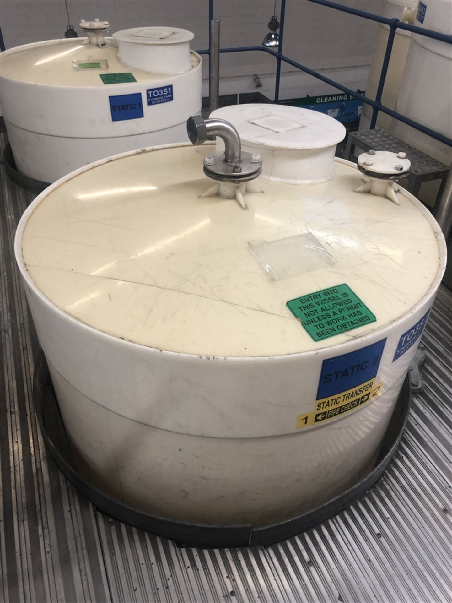 2500 Litre cylindrical plastic storage tank