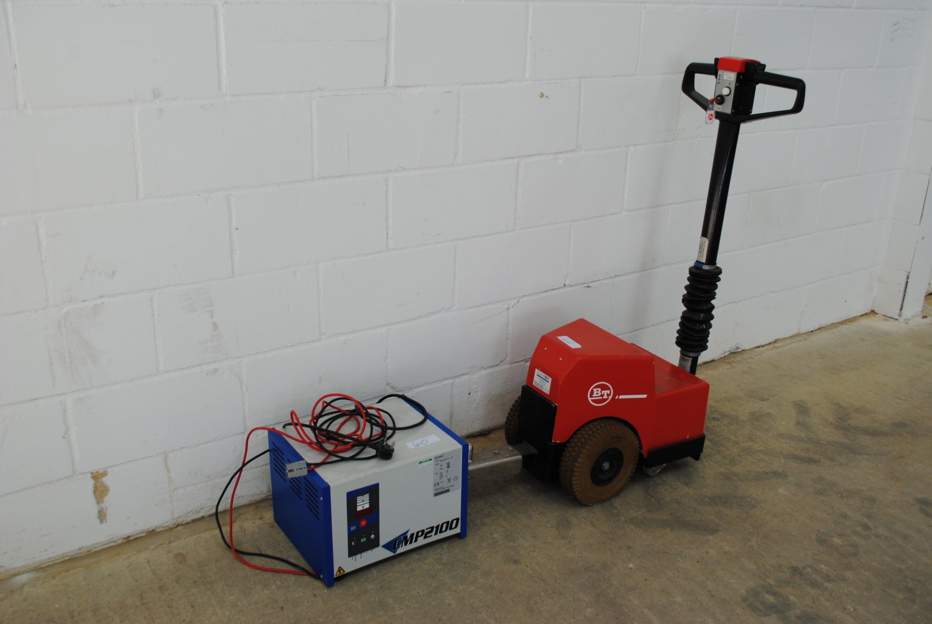 Wernsen Engineering Model:TP1.0 Electric Tow-Tractor With CMP2100 Charger S/N:RB01071563-HTS - Image 3 of 3