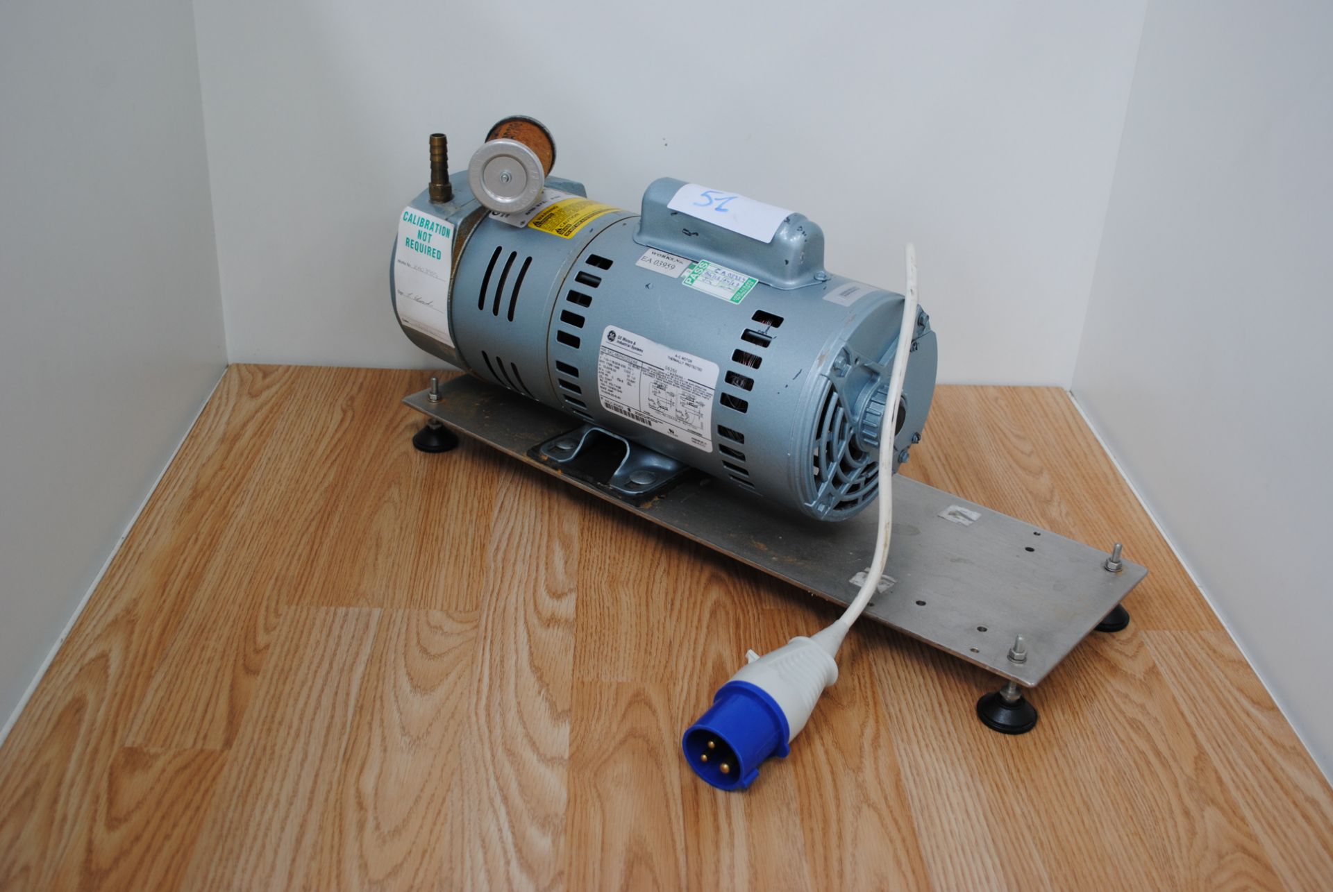 Gast Model: 1423-101Q-G626X Rotary Vacuum Pump Type: 5KC48PN0202AX - Image 3 of 4