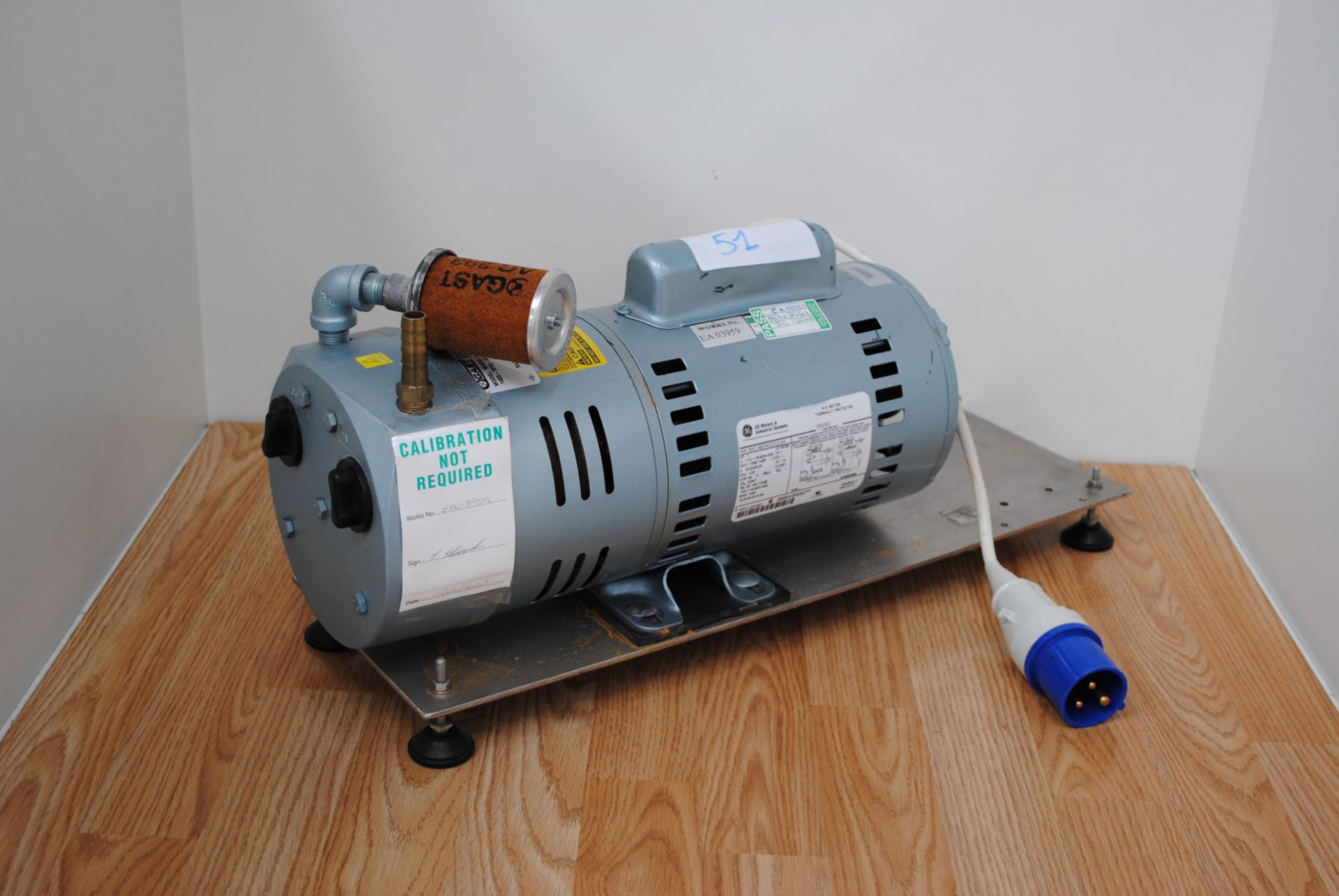 Gast Model: 1423-101Q-G626X Rotary Vacuum Pump Type: 5KC48PN0202AX - Image 2 of 4