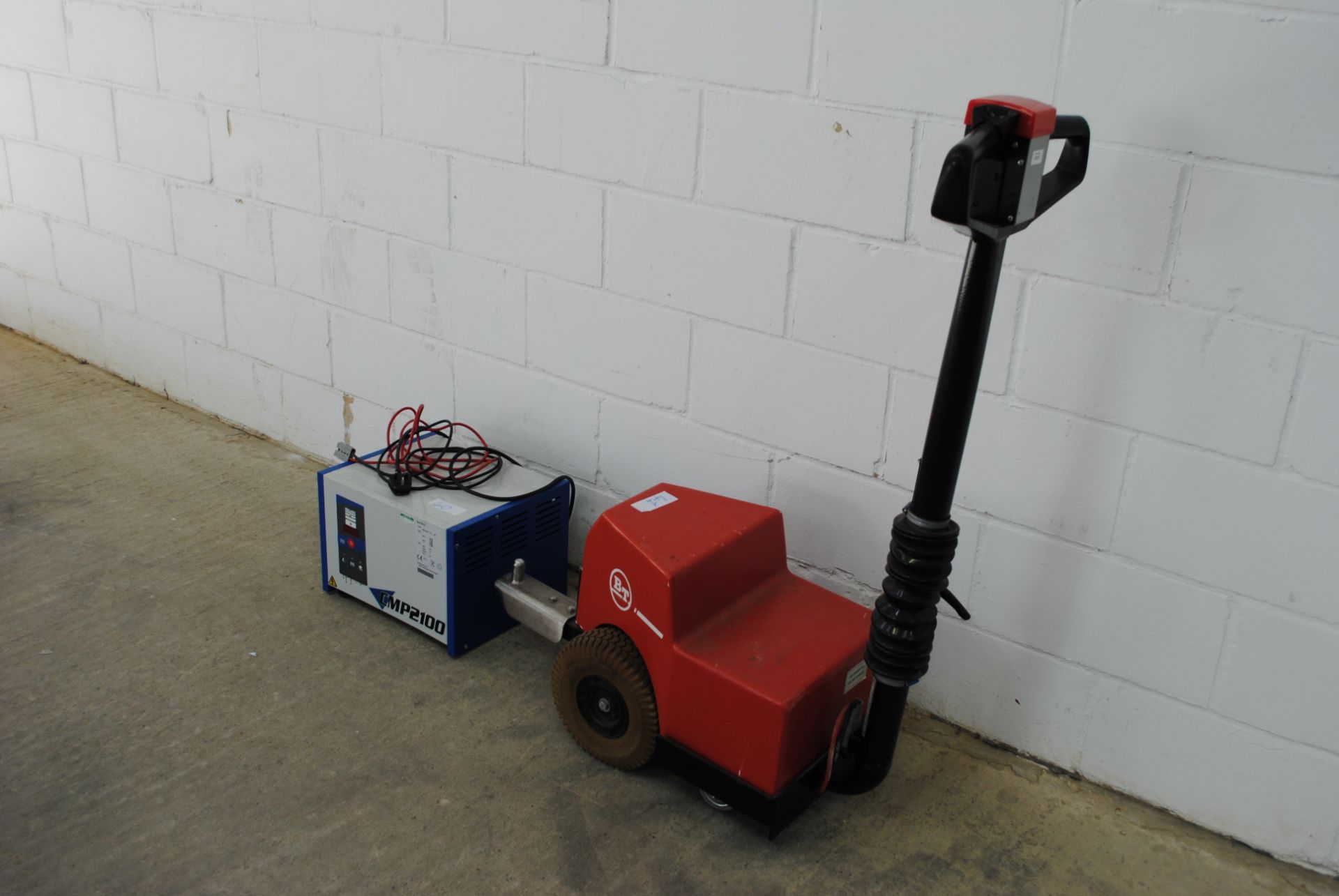 Wernsen Engineering Model:TP1.0 Electric Tow-Tractor With CMP2100 Charger S/N:RB01071563-HTS - Image 2 of 3