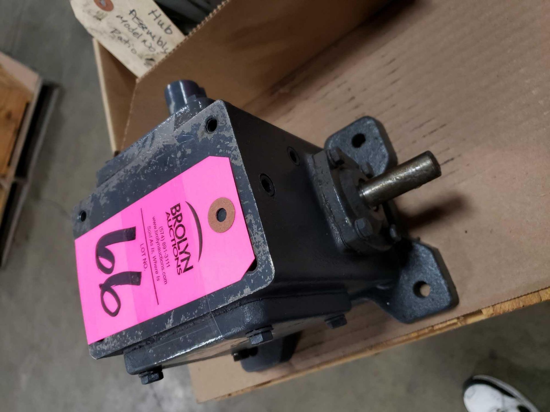 Joyce Dayton gearbox worm gear speed reducer model S3SBD92311. new as pictured. - Image 2 of 3