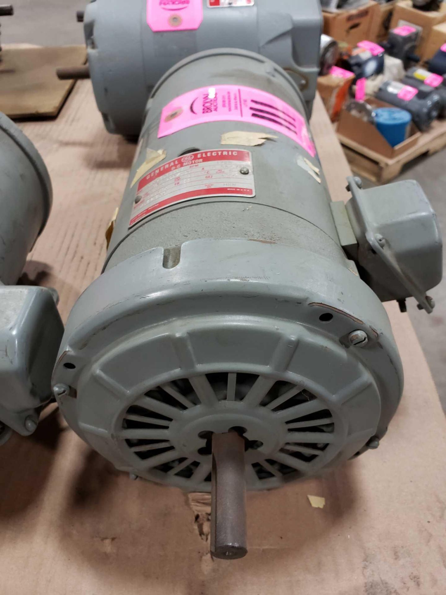 1hp GE DC motor model 5BCD56RB345, 90A/100F vdc, 1725rpm, 56 frame. Appears new with shelf wear. - Image 3 of 3