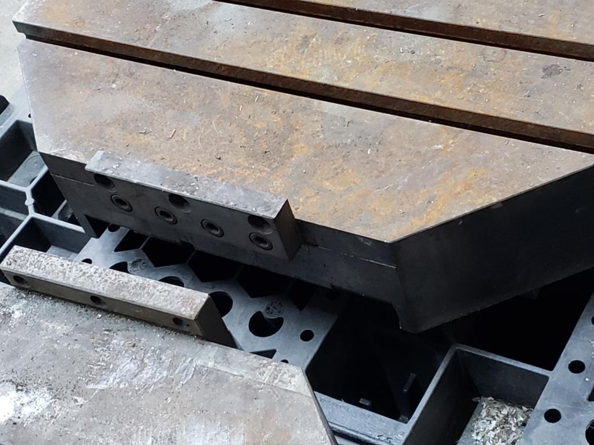 24"x24" T-slotted CNC pallet shuttle table. Approx 12" way clearance. - Bild 2 aus 2