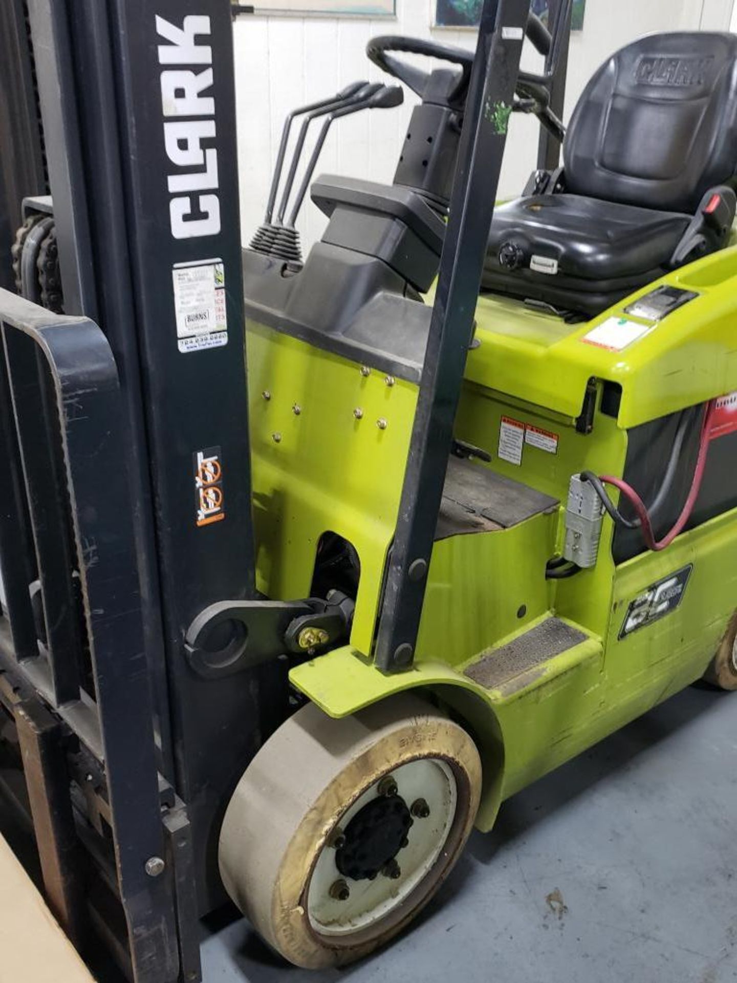 4800lb Clark electric forklift model ECX25. 3 stage 189 inch lift height with sideshift. 765hrs. - Bild 10 aus 14