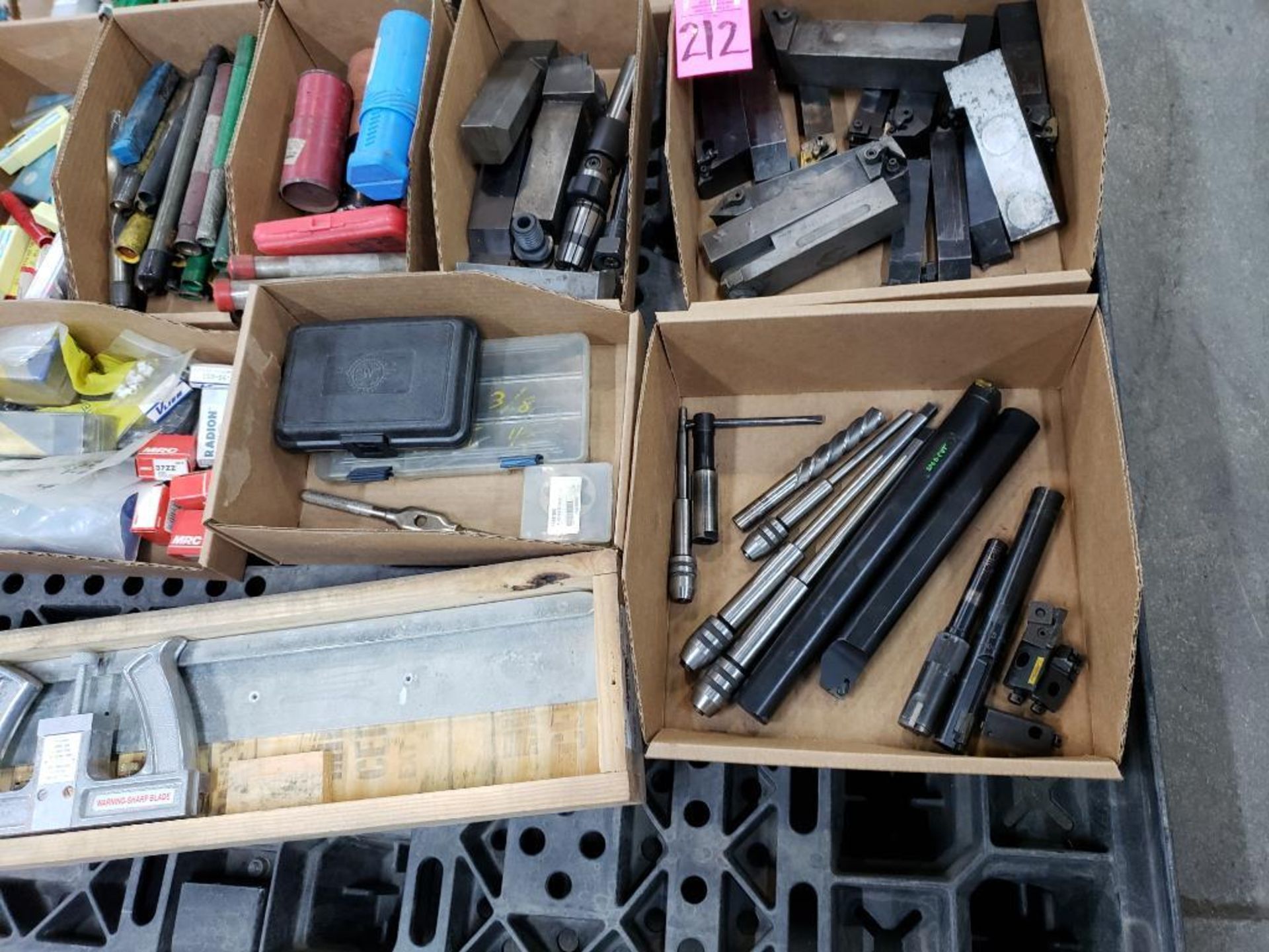 Pallet with large assortment of end mills, tooling, and other consumables. - Bild 4 aus 5