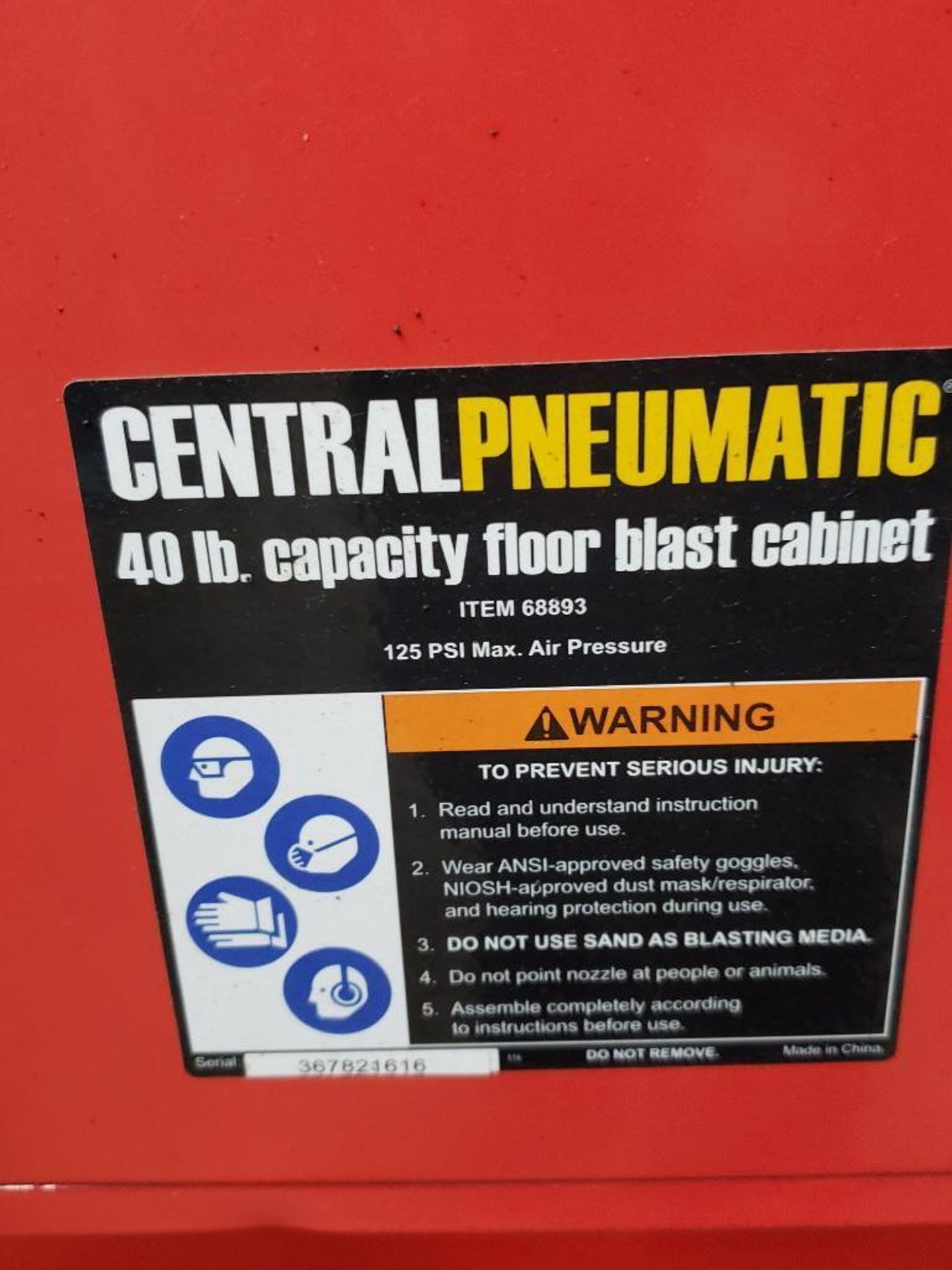 Central Pneumatic 40lb capacity floor sand blasting cabinet. - Image 3 of 4