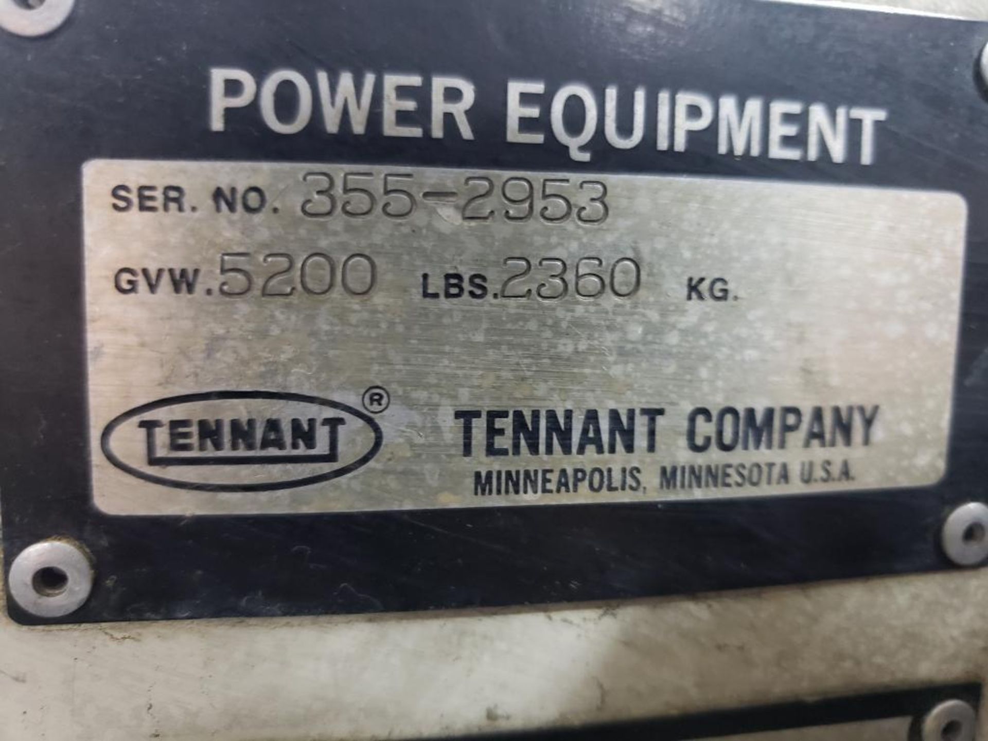 Tennant model 355 propane factory floor sweeper. 4140hrs showing, 5200lb gvw. Serial #355-2953. - Bild 8 aus 9