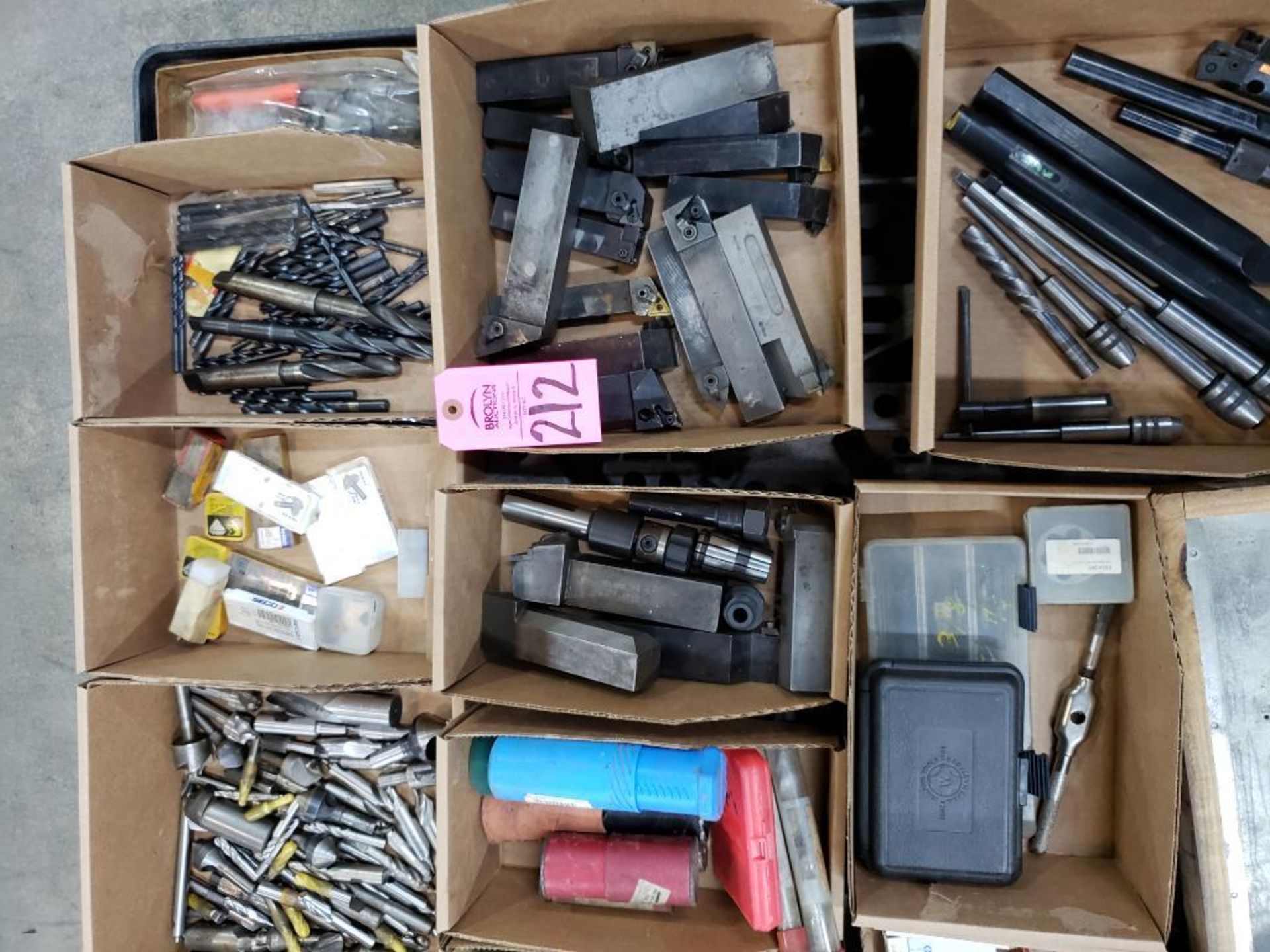 Pallet with large assortment of end mills, tooling, and other consumables. - Bild 5 aus 5