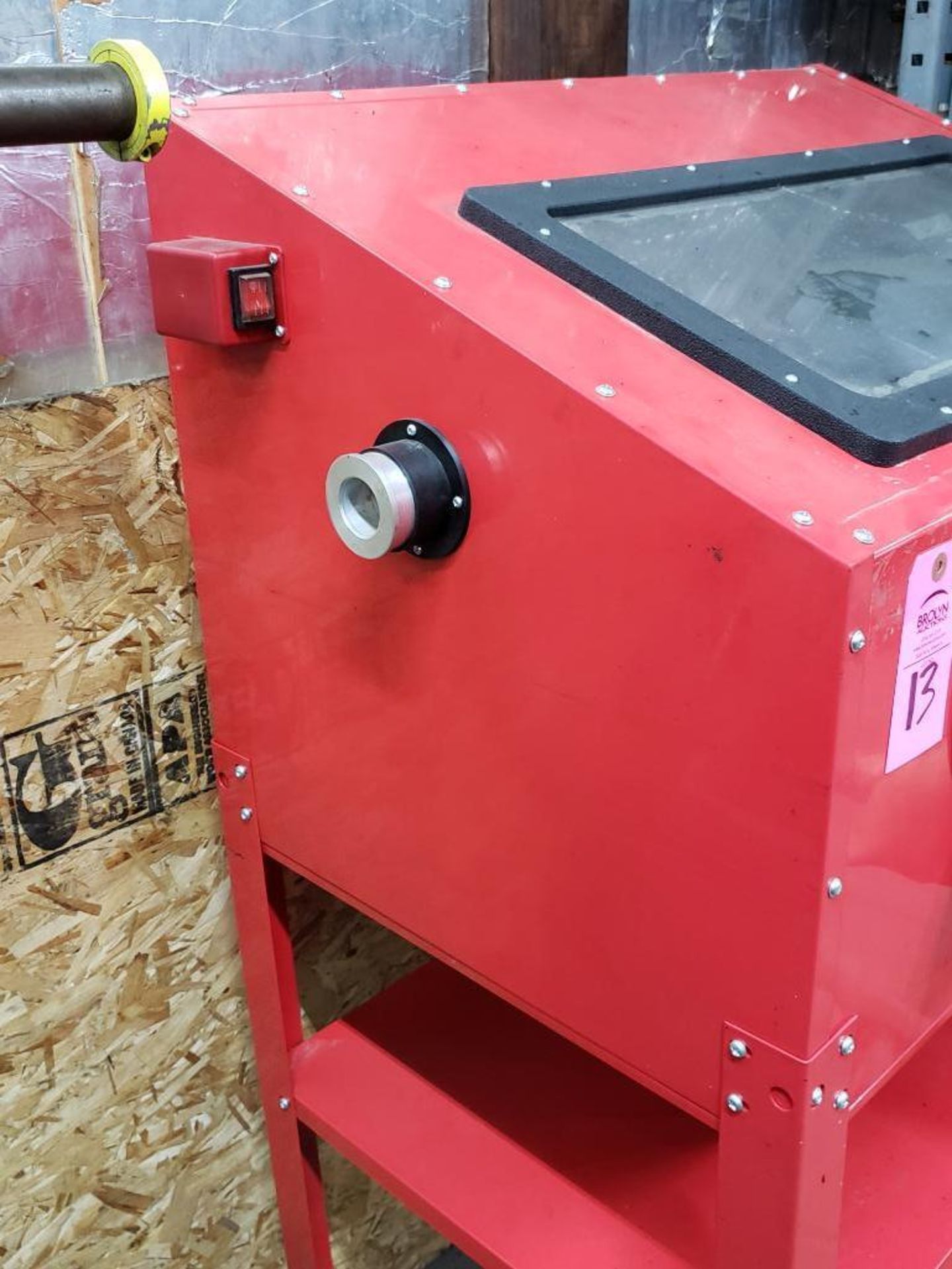 Central Pneumatic 40lb capacity floor sand blasting cabinet. - Image 4 of 4