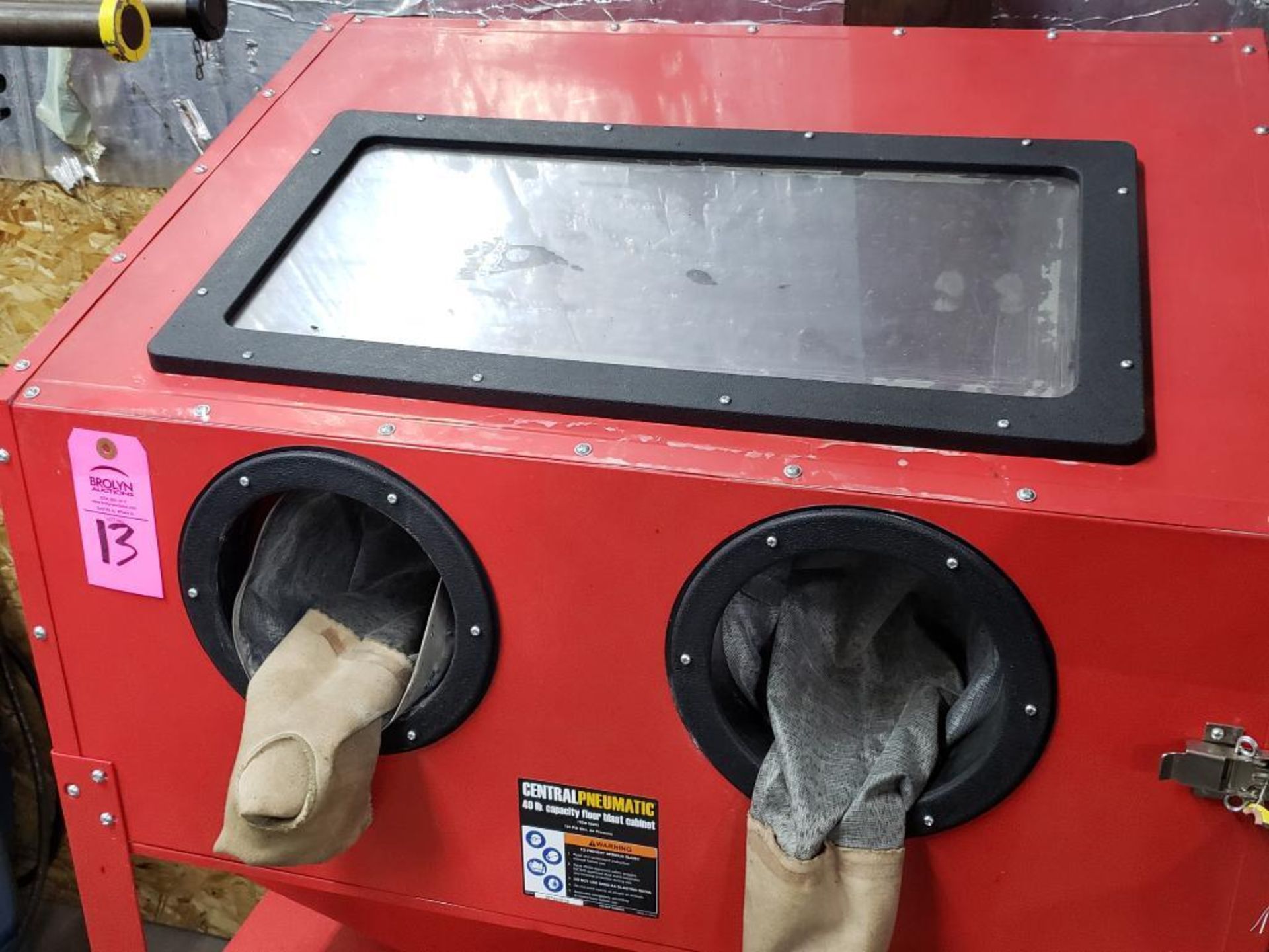 Central Pneumatic 40lb capacity floor sand blasting cabinet. - Image 2 of 4