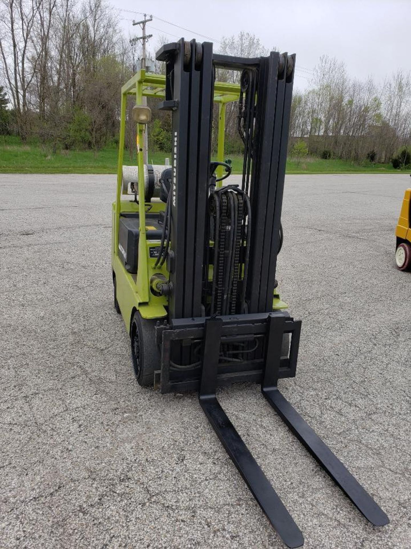 5000lb Mitsubishi propane forklift. Model FGC25. 189" lift height. Triple stage mast with sideshift. - Image 2 of 13