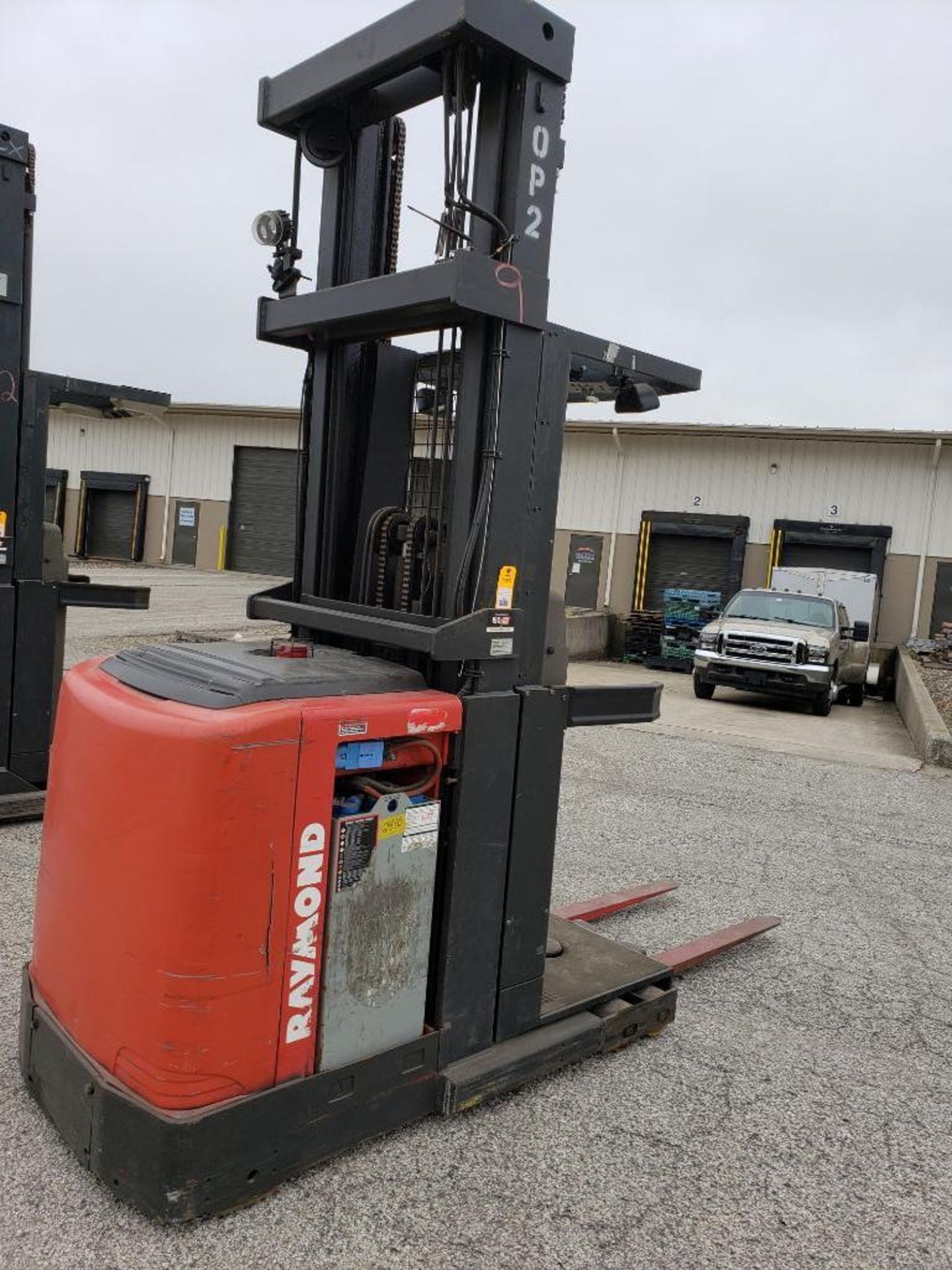 Raymond 36v electric forklift model 560-OPC30TT. 3000lb max lift capacity. 273" max lift height. App - Image 8 of 13