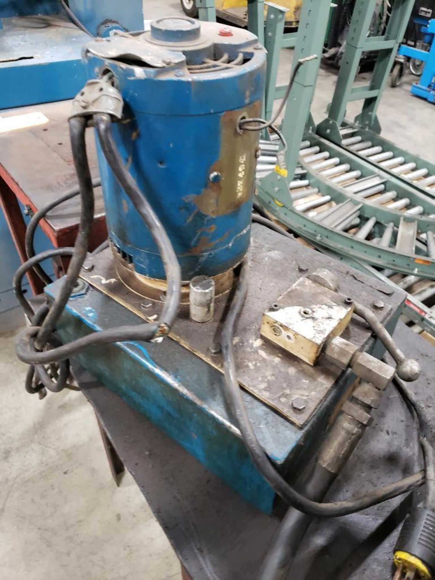 Hydraulic crimper station with hydraulic power pack. Includes steel table. - Image 3 of 6