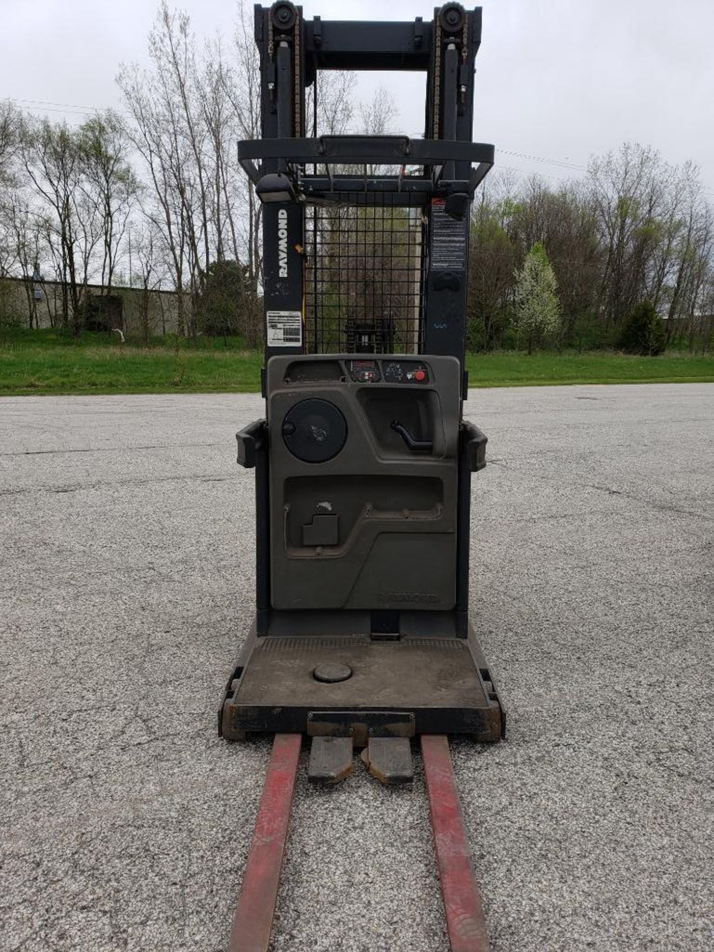 Raymond 36v electric forklift model 560-OPC30TT. 3000lb max lift capacity. 273" max lift height. App - Image 3 of 13