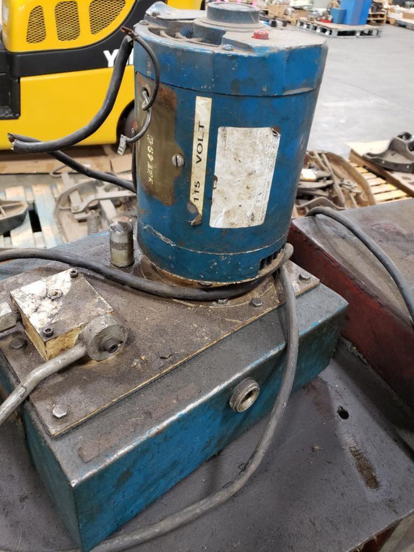 Hydraulic crimper station with hydraulic power pack. Includes steel table. - Image 4 of 6