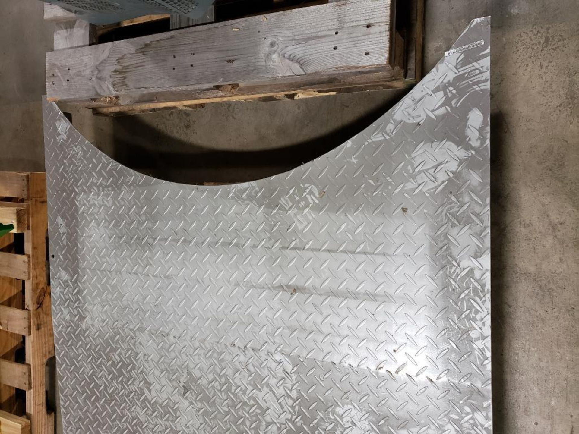 Turntable shrink wrap machine ramp. - Image 2 of 4