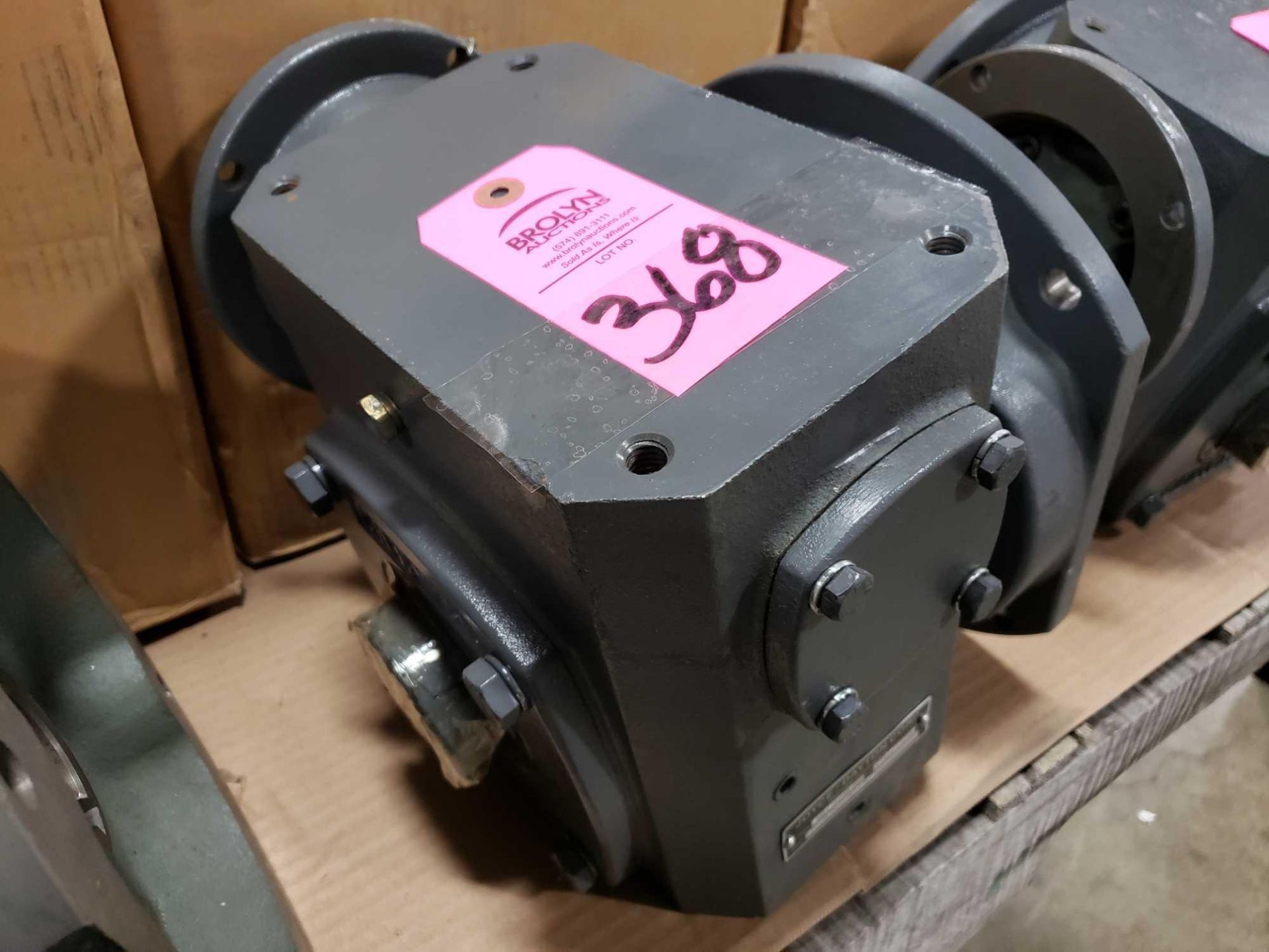 Joyce Dayton gearbox worm gear speed reducer model 325-MHOF-60-56C-L. New as pictured. - Image 3 of 3