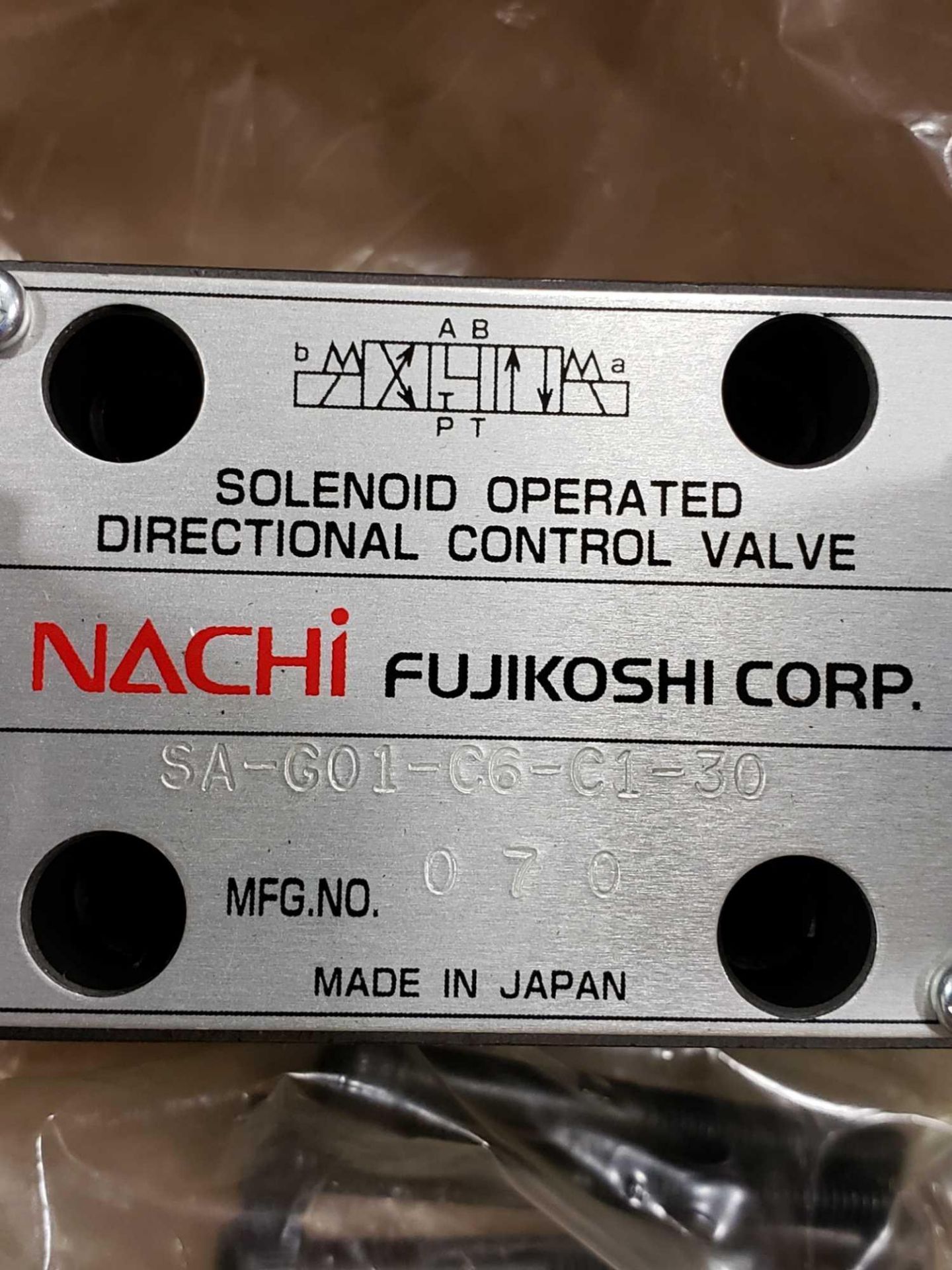 Nachi hydraulic directional valve model SA-G01-C6-C1-30. New as pictured. - Image 2 of 2