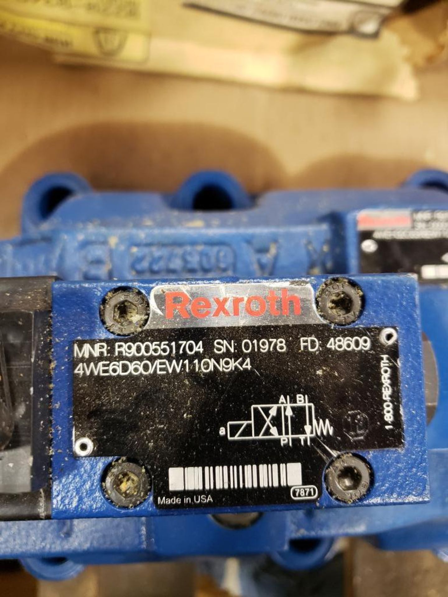 Bosch Rexroth hydraulic valve model 4WE6D60/EW110N9K4 with 4WEH32C63/6EW110N9K4 base. - Image 2 of 4